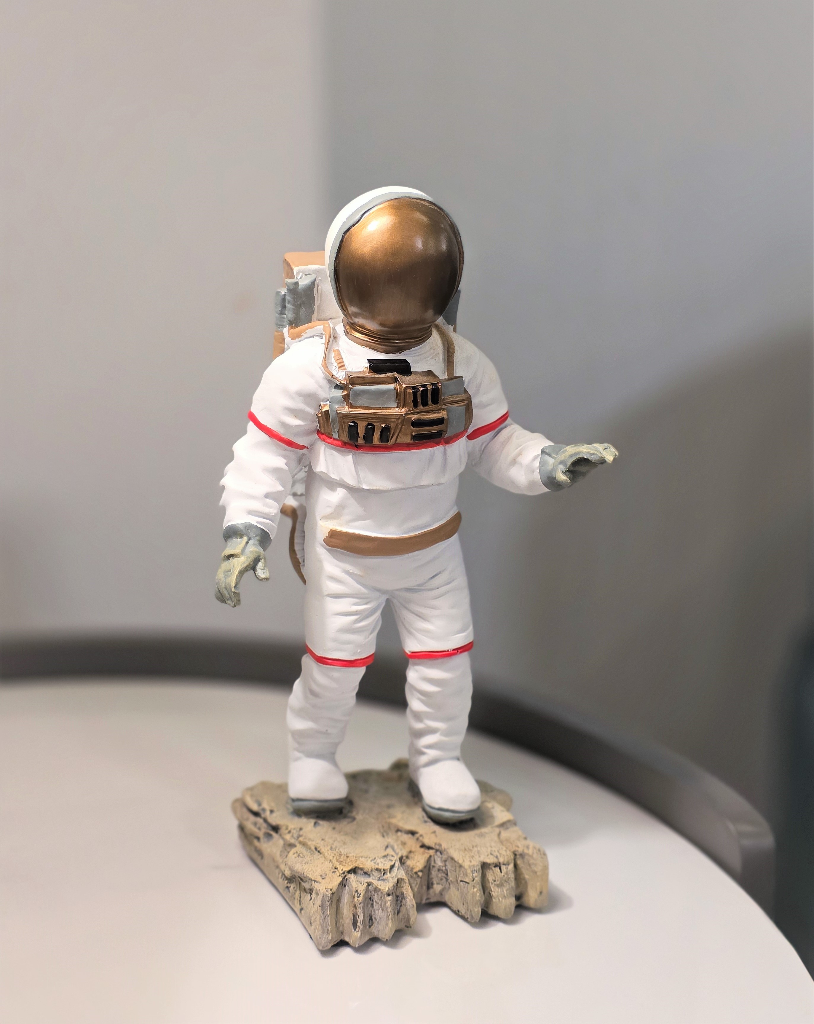 Статуэтка Astronaut man