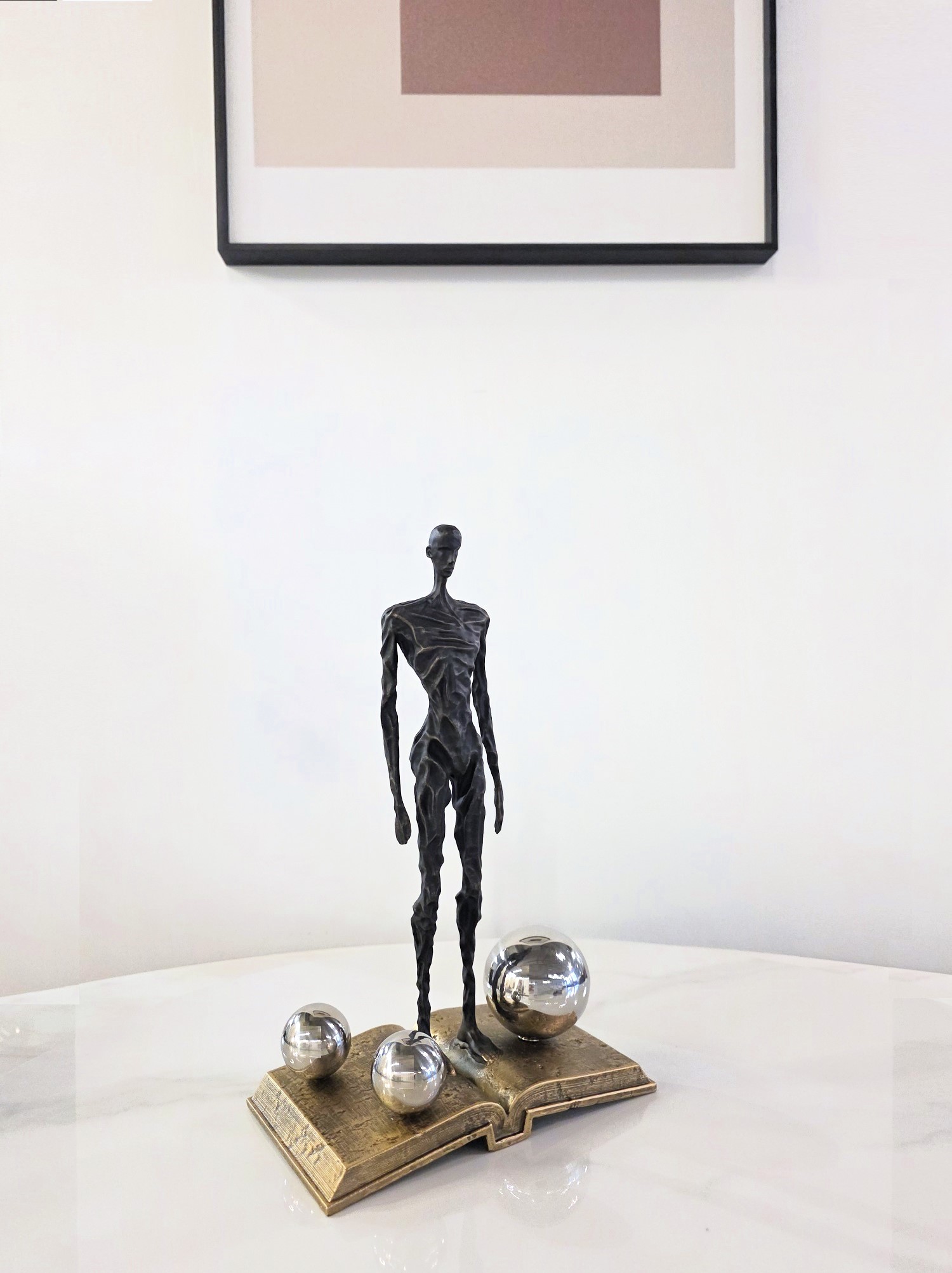 Статуэтка Reading Man T7041
