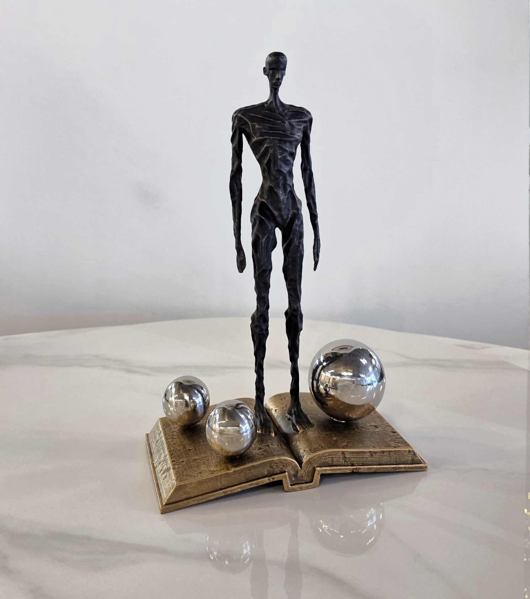 Статуэтка Reading Man T7041