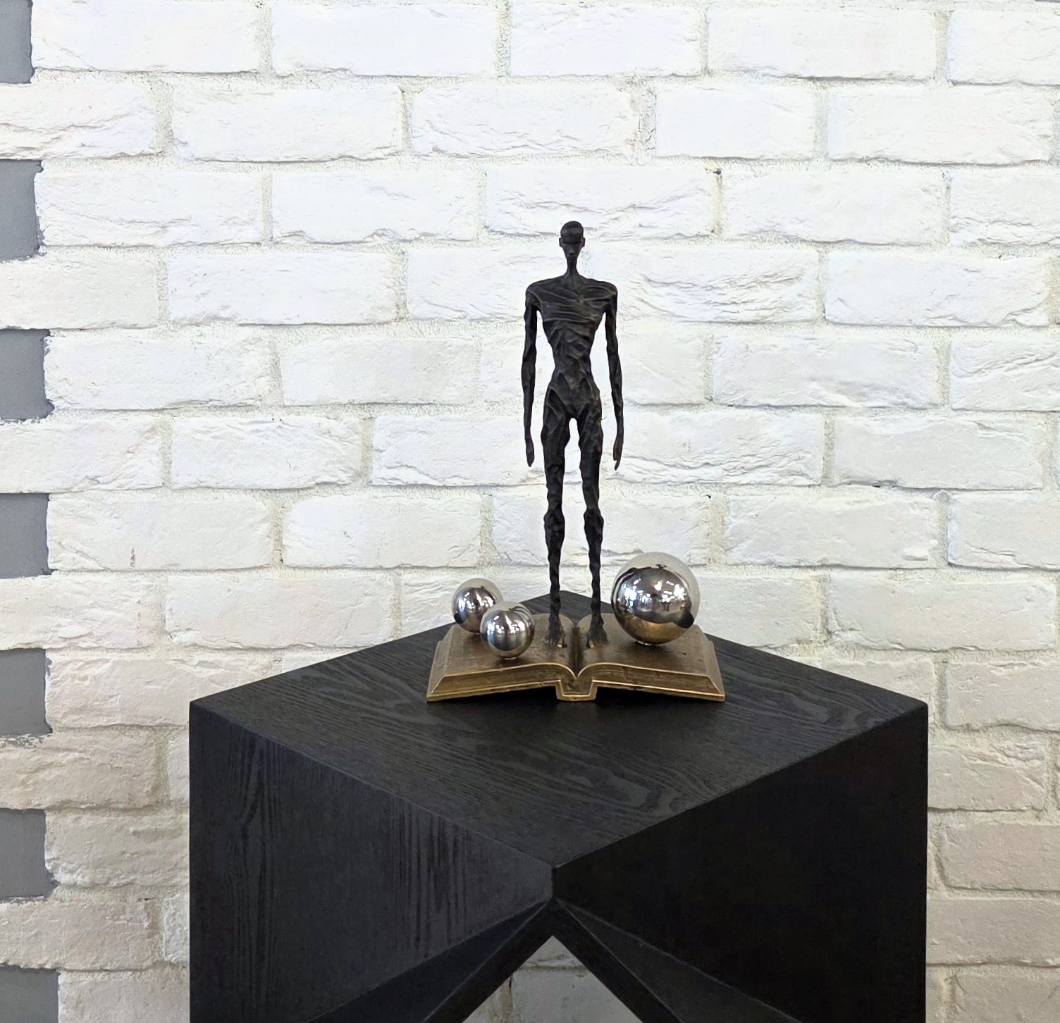 Статуэтка Reading Man T7041
