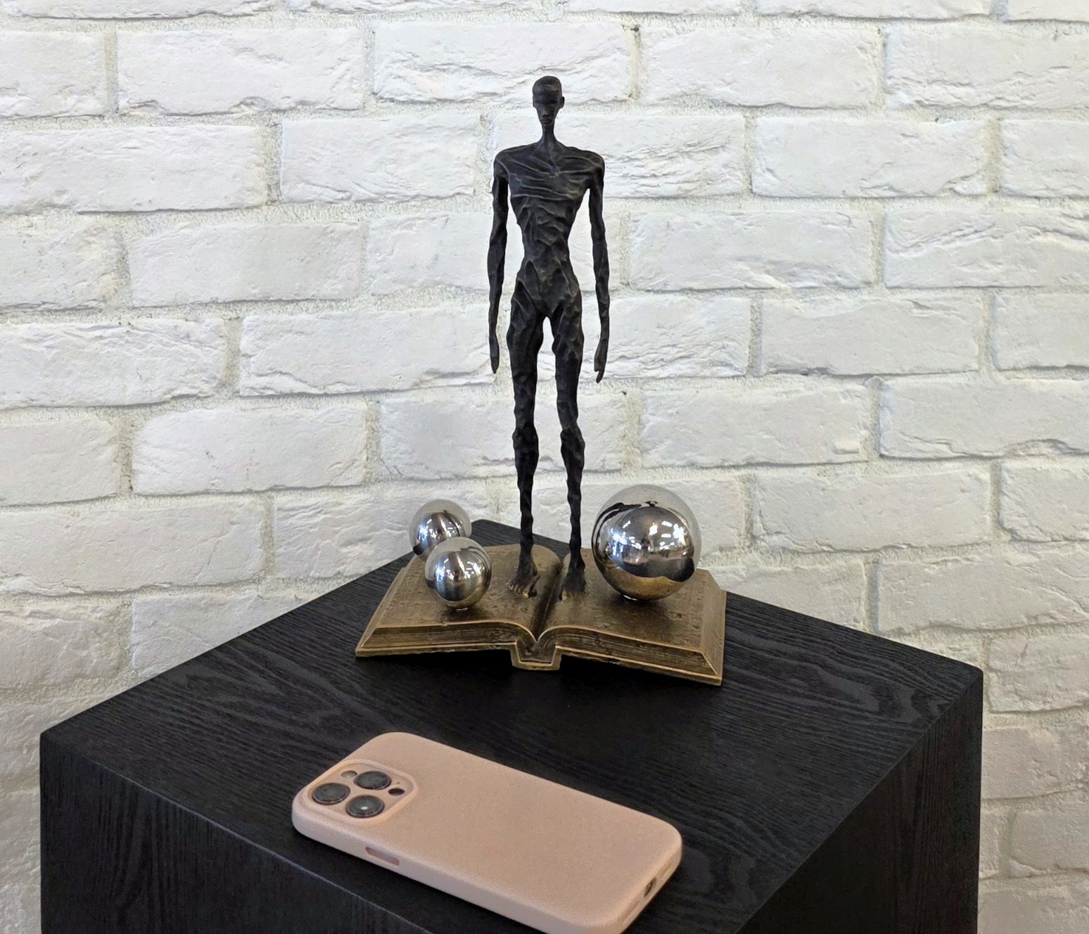 Статуэтка Reading Man T7041