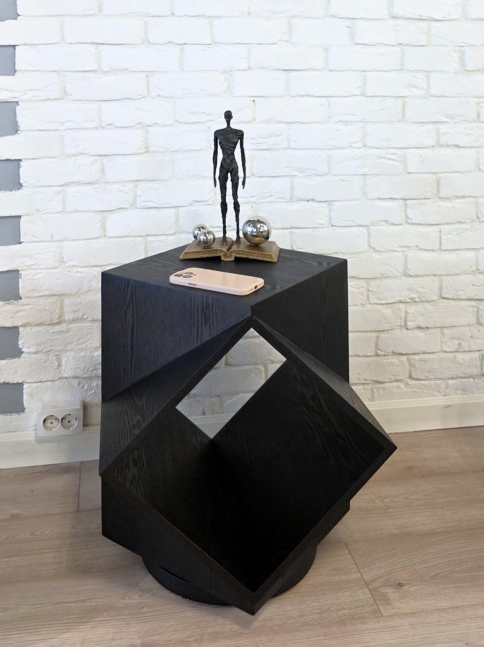 Статуэтка Reading Man T7041