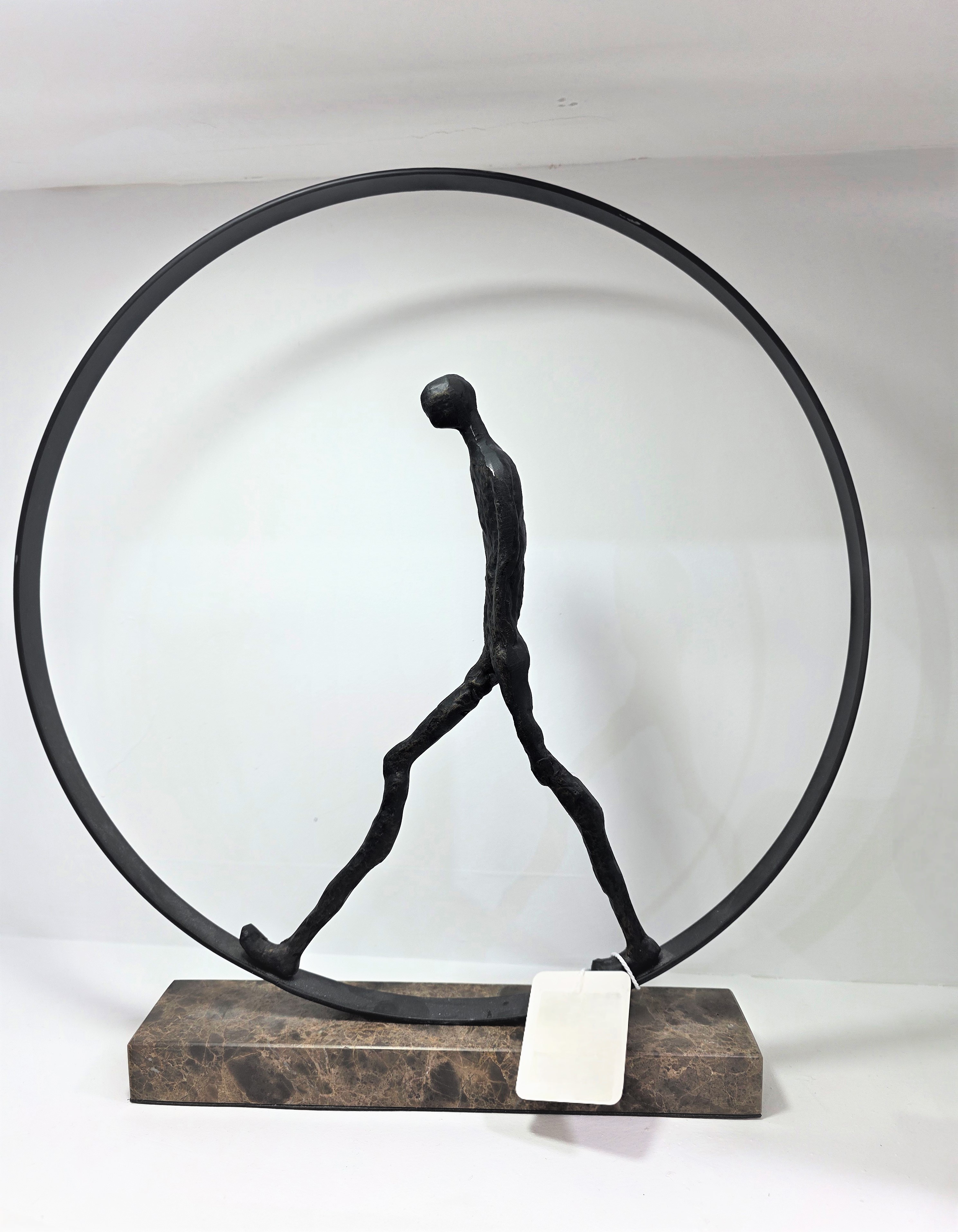 Статуэтка Man in circle KA5004A