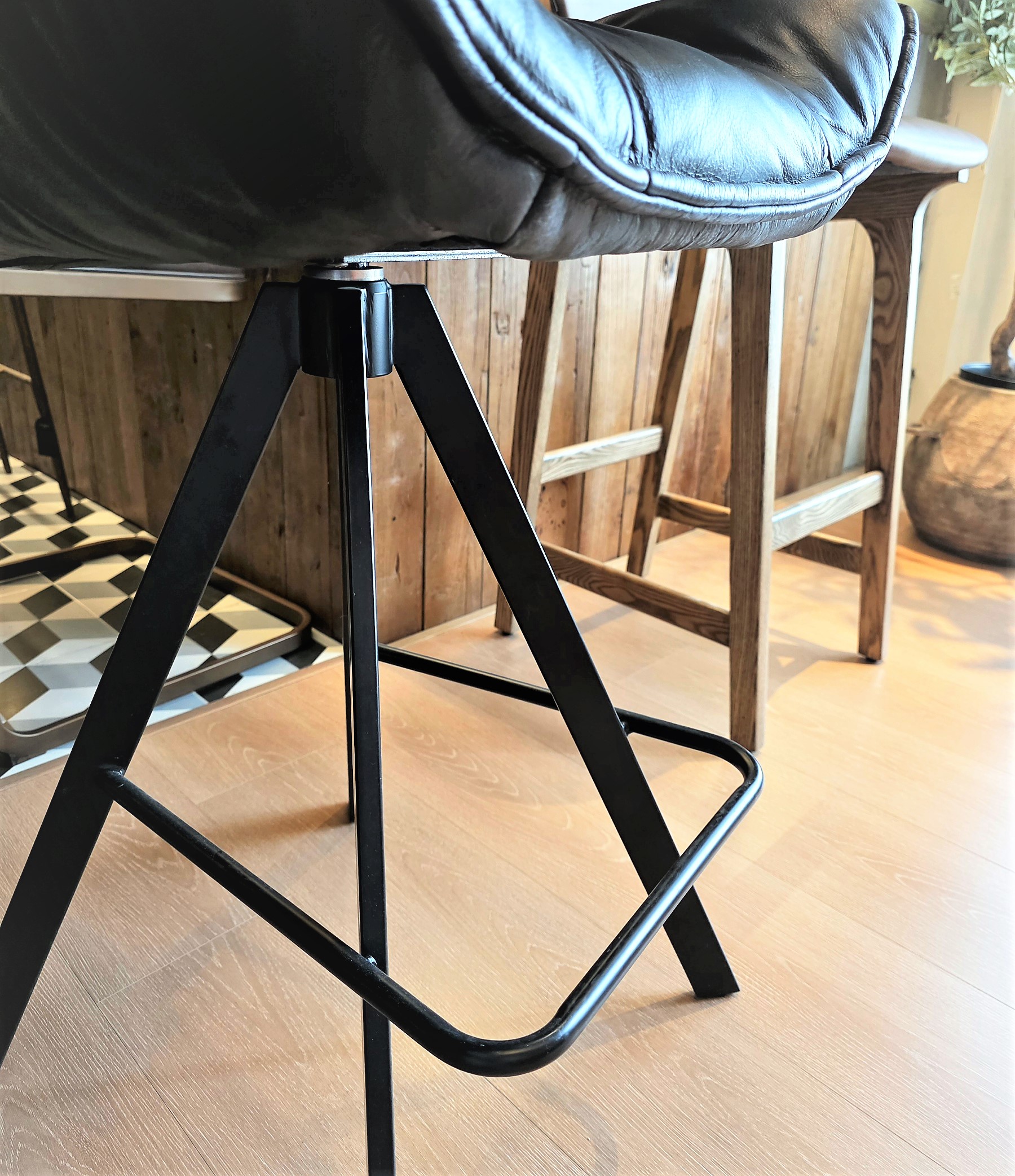Поворотный барный стул Urban RS1090