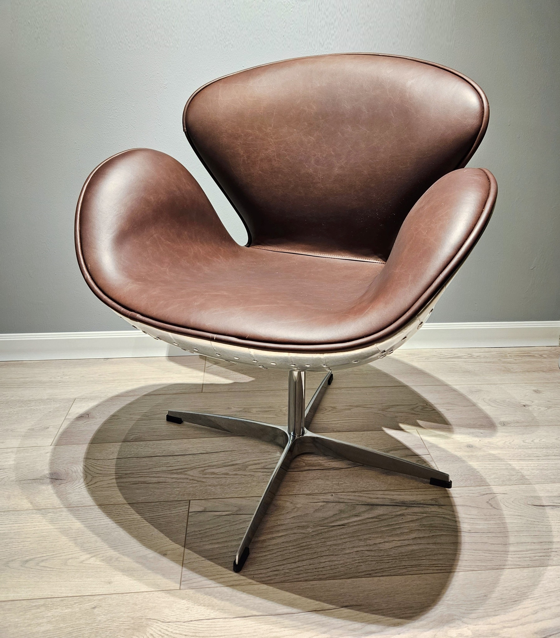 Поворотное кресло Swan Aviator
