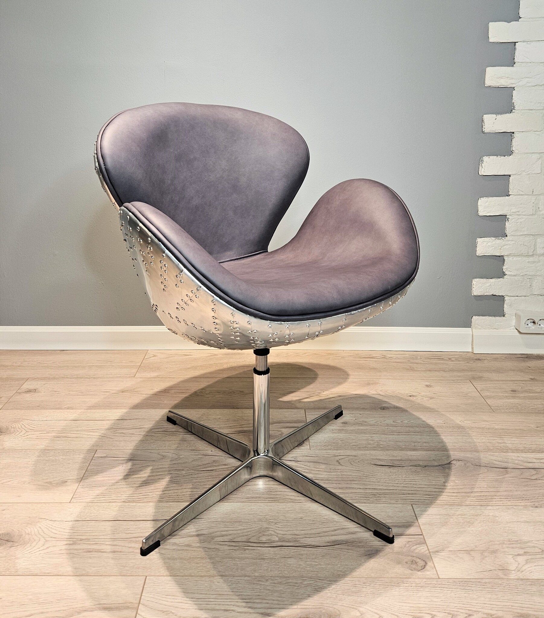 Поворотное кресло Swan Aviator