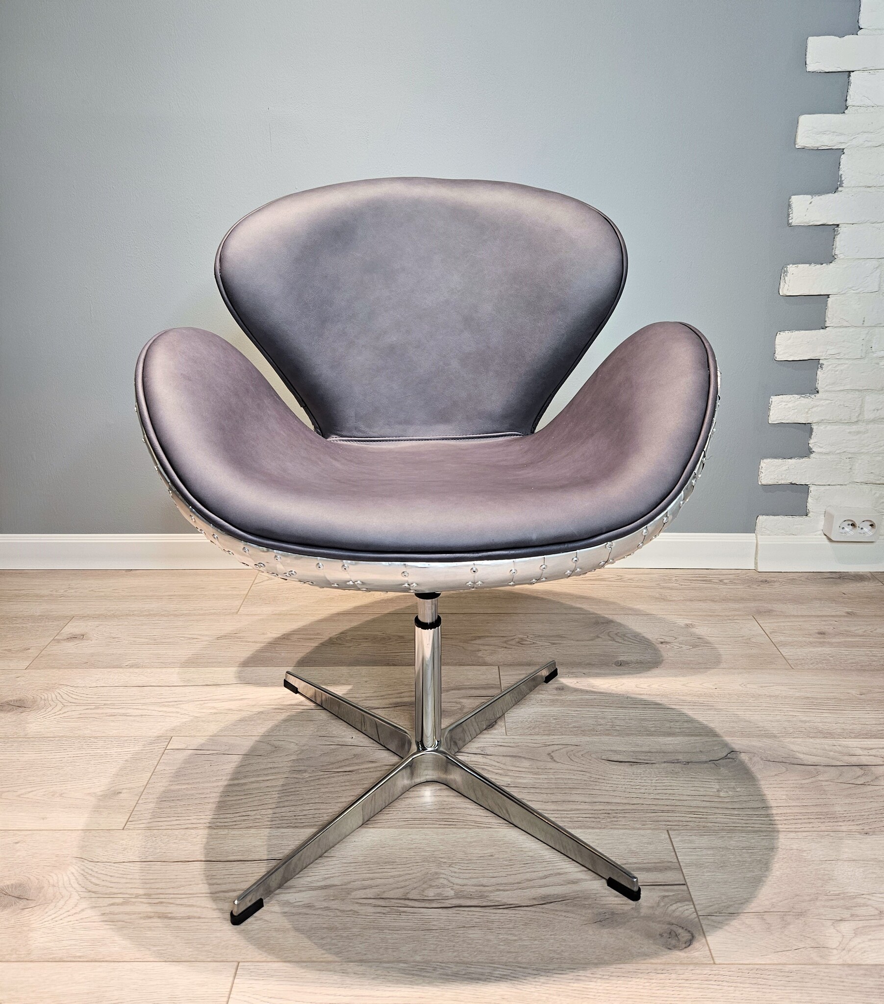 Поворотное кресло Swan Aviator
