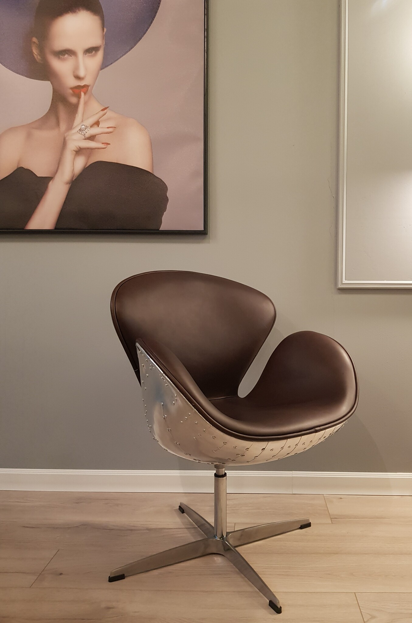 Поворотное кресло Swan Aviator