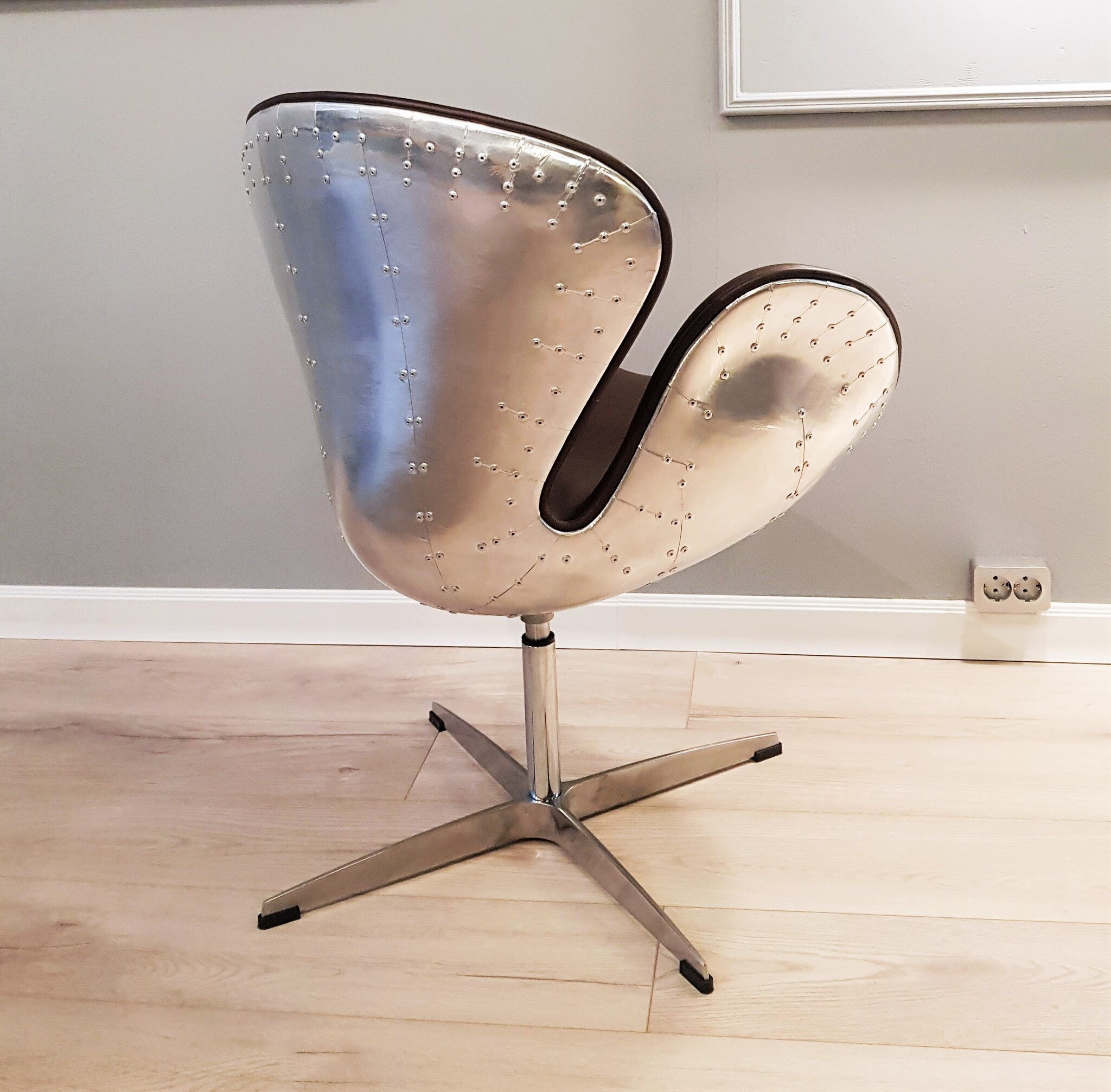 Поворотное кресло Swan Aviator