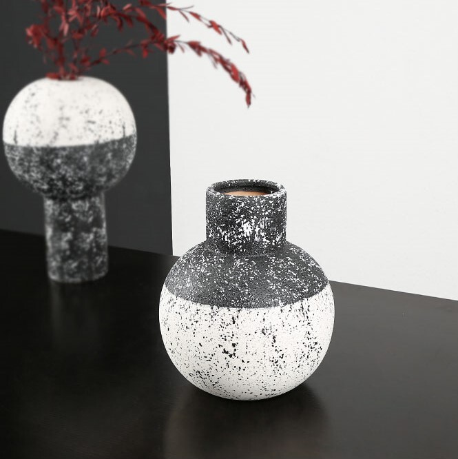 Ваза Black and white vase
