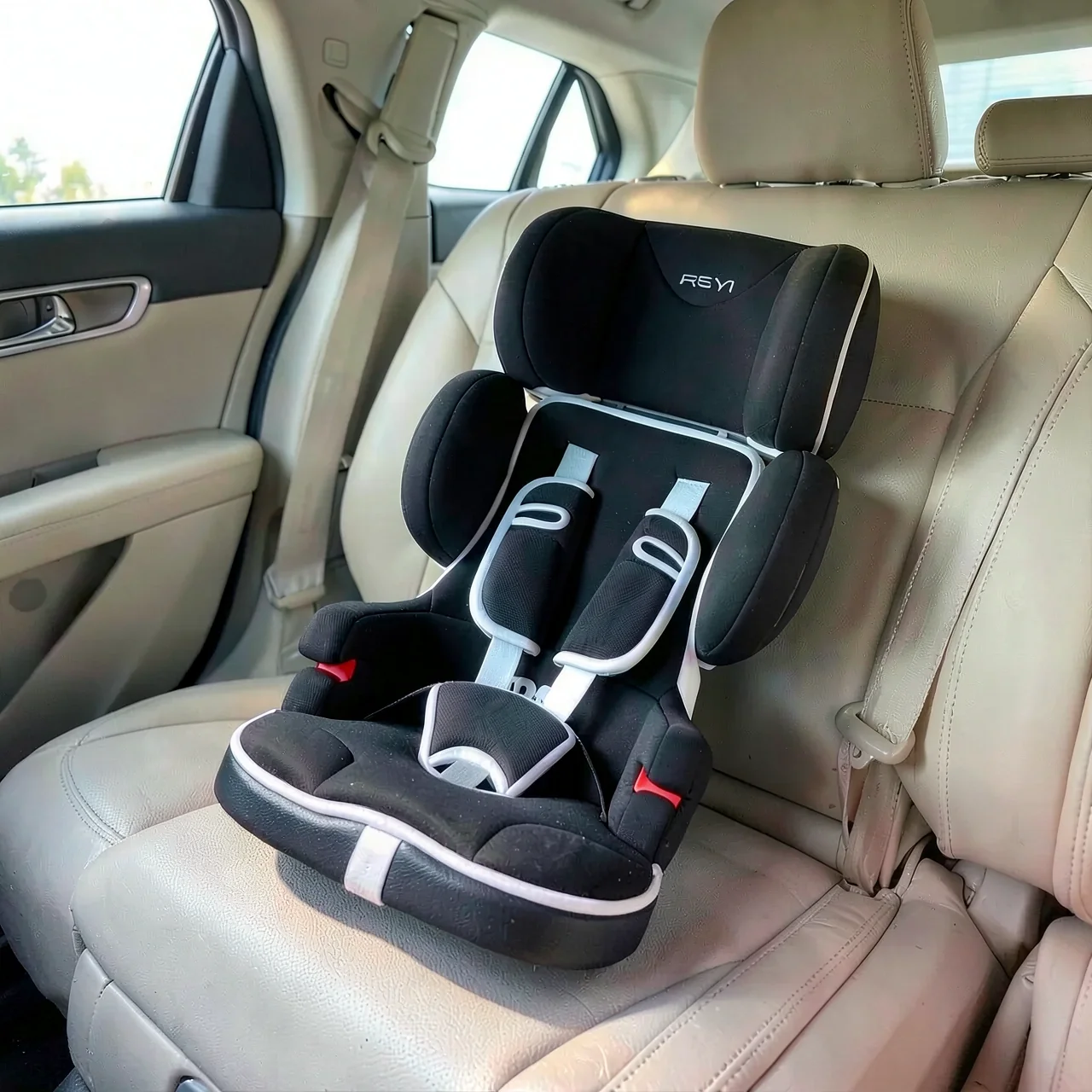Кресло детское черное ISOFIX мягкий