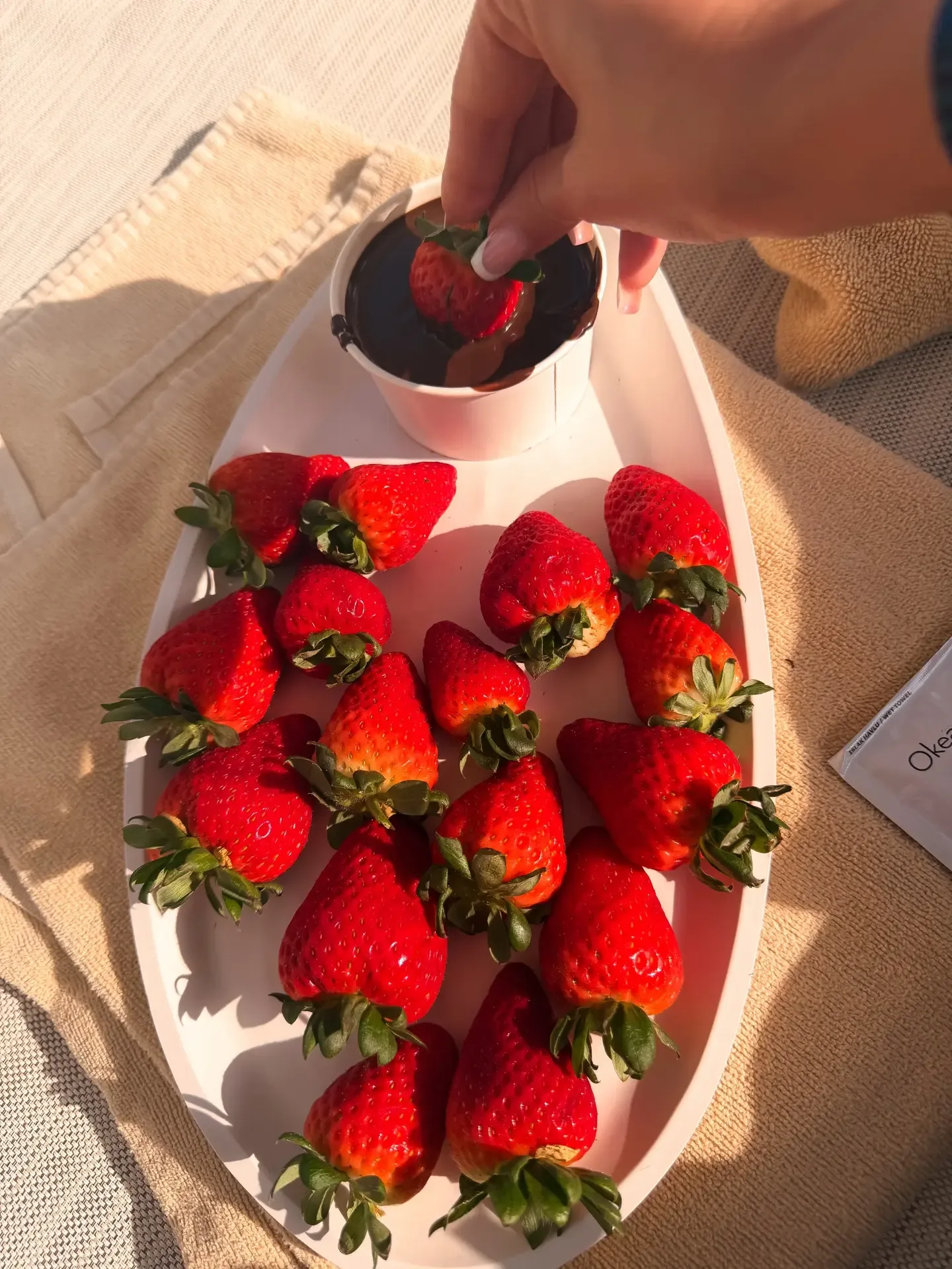 Я очень люблю клубнику в шоколаде — особенно под солнцем Турции ☀️🍓 Но в этот раз нам сказали, что т