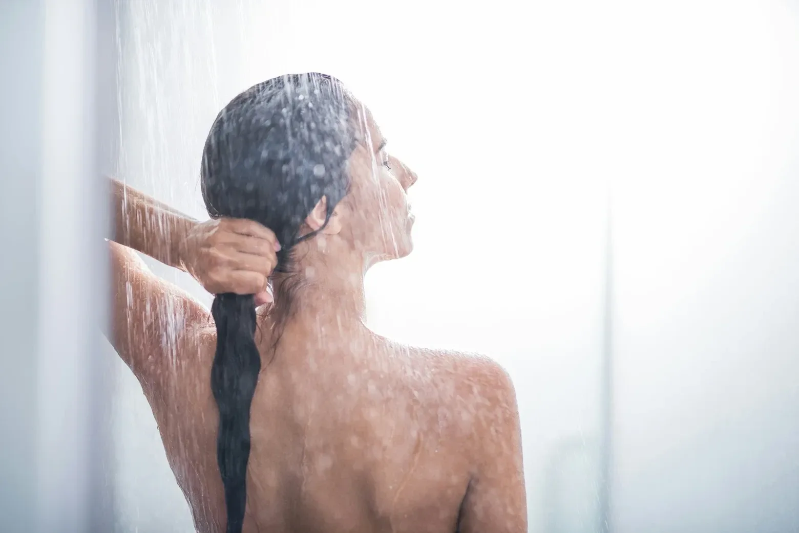🚿 Когда принимать душ: утром или вечером?  Врачи объясняют: универсального ответа на этот вопрос нет