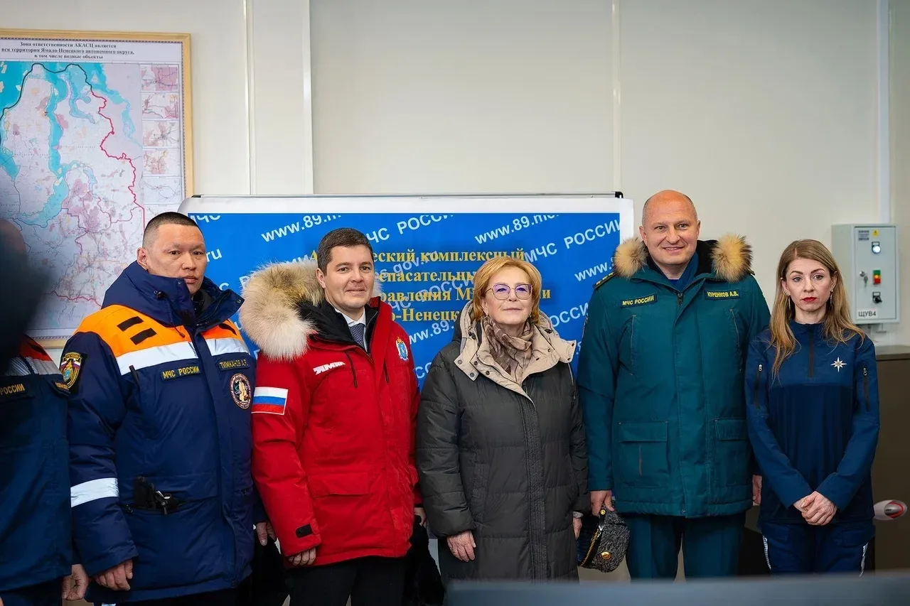 Вместе с главой МЧС России Александром Куренковым и руководителем Федерального медико-биологического