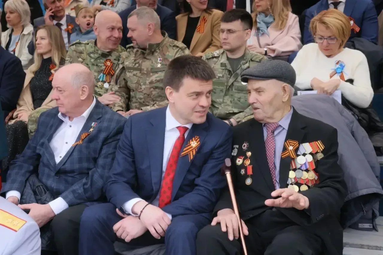 Красноярский край отмечает День Победы!   У стен героического «Красмаша» сейчас прошли 38 парадных р
