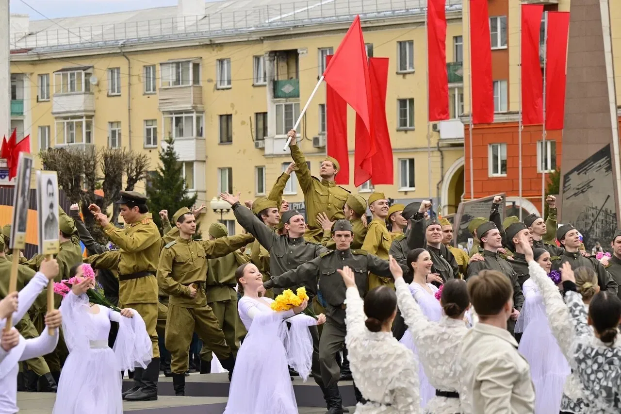 Красноярский край отмечает День Победы!   У стен героического «Красмаша» сейчас прошли 38 парадных р
