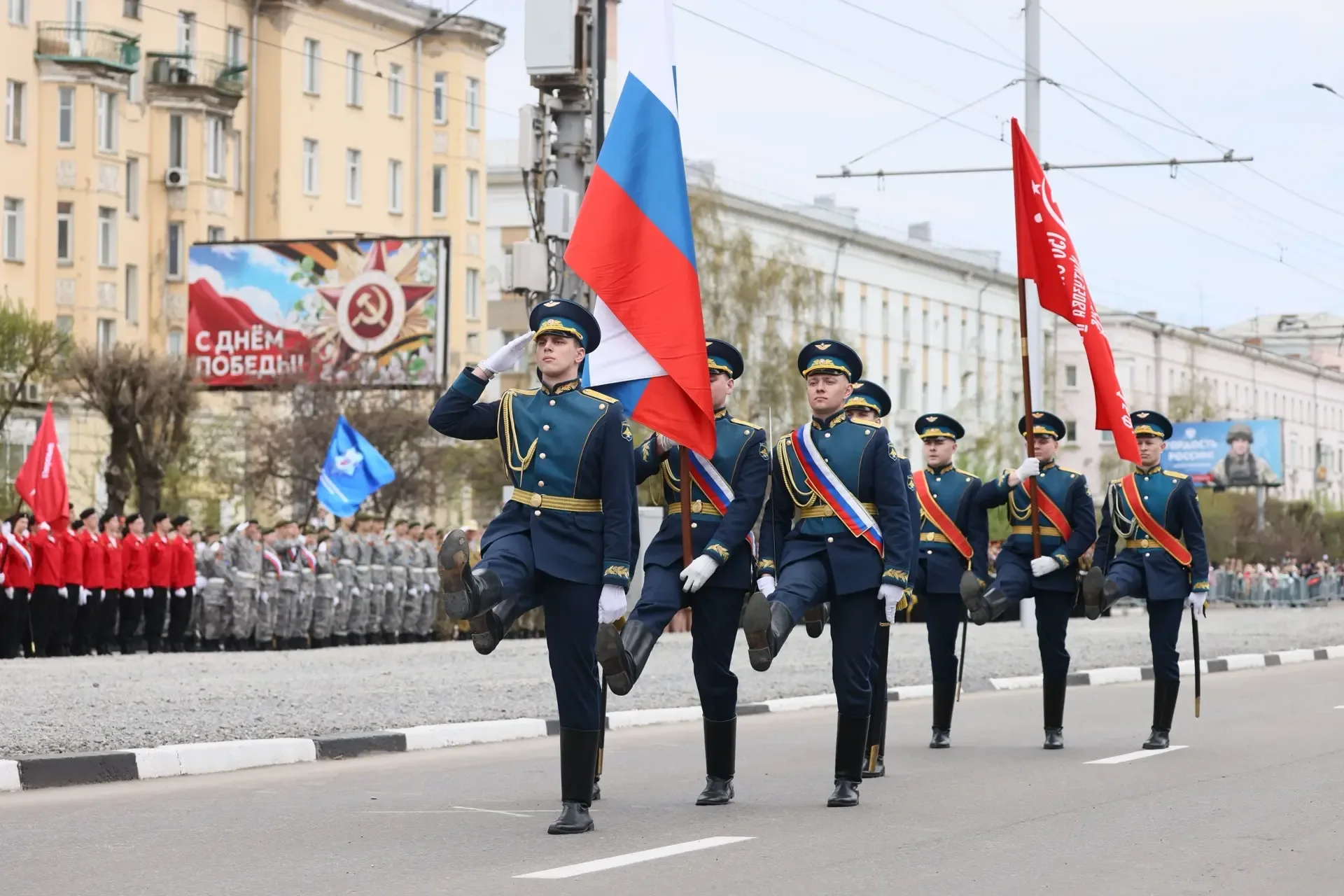 Красноярский край отмечает День Победы!   У стен героического «Красмаша» сейчас прошли 38 парадных р