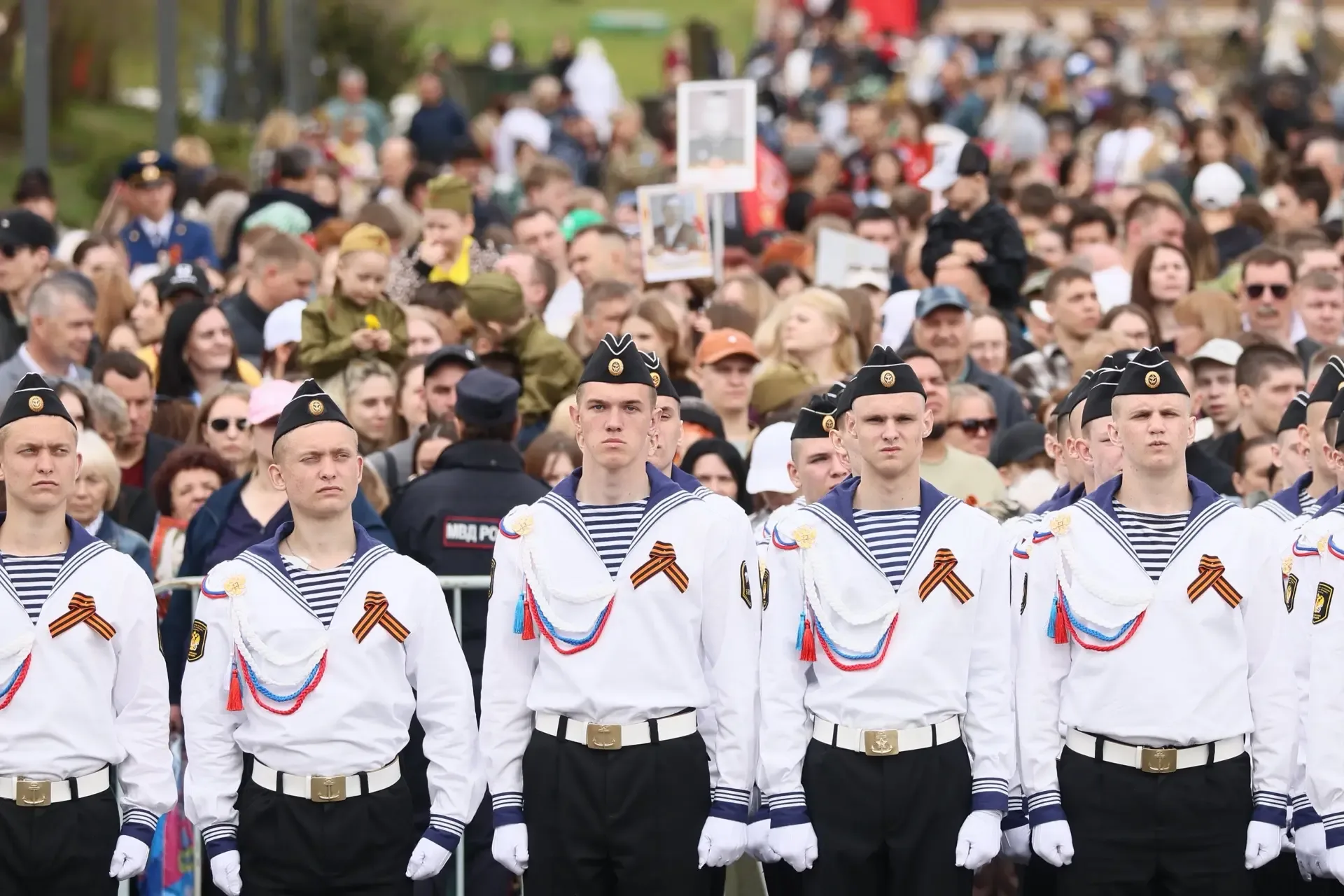 Красноярский край отмечает День Победы!   У стен героического «Красмаша» сейчас прошли 38 парадных р
