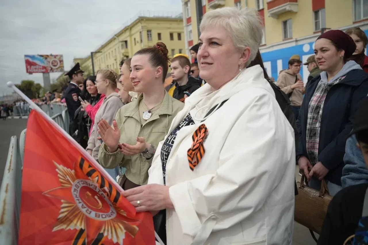 Красноярский край отмечает День Победы!   У стен героического «Красмаша» сейчас прошли 38 парадных р