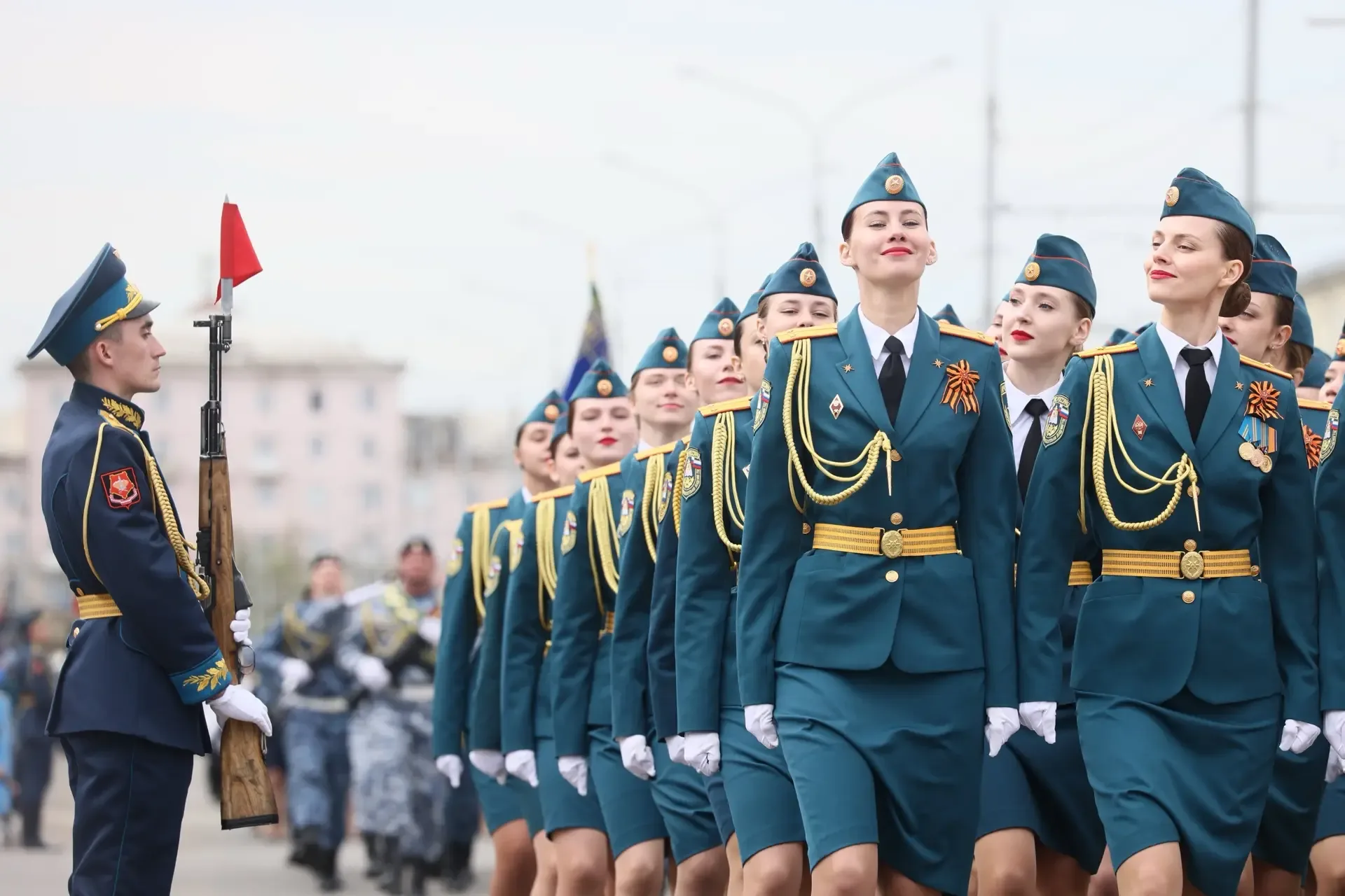 Красноярский край отмечает День Победы!   У стен героического «Красмаша» сейчас прошли 38 парадных р