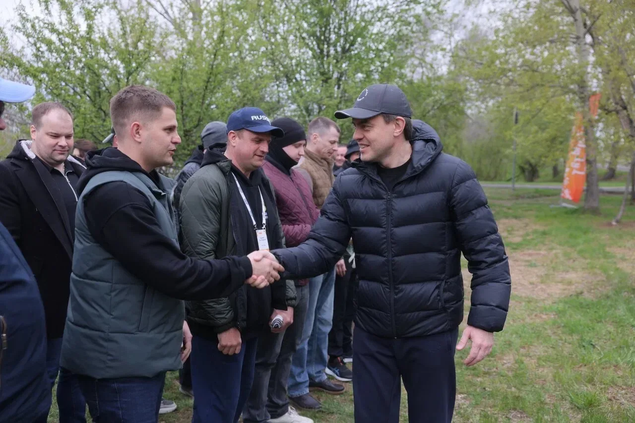 Высадили яблони на Аллее памяти в Татышев-парке вместе с участниками программы «Сибирский характер».