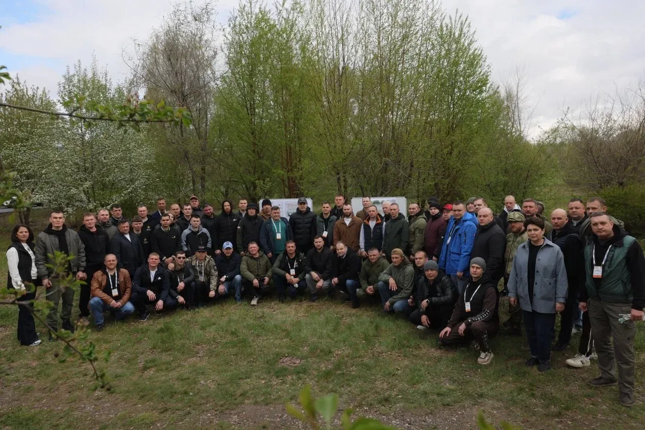 Высадили яблони на Аллее памяти в Татышев-парке вместе с участниками программы «Сибирский характер».