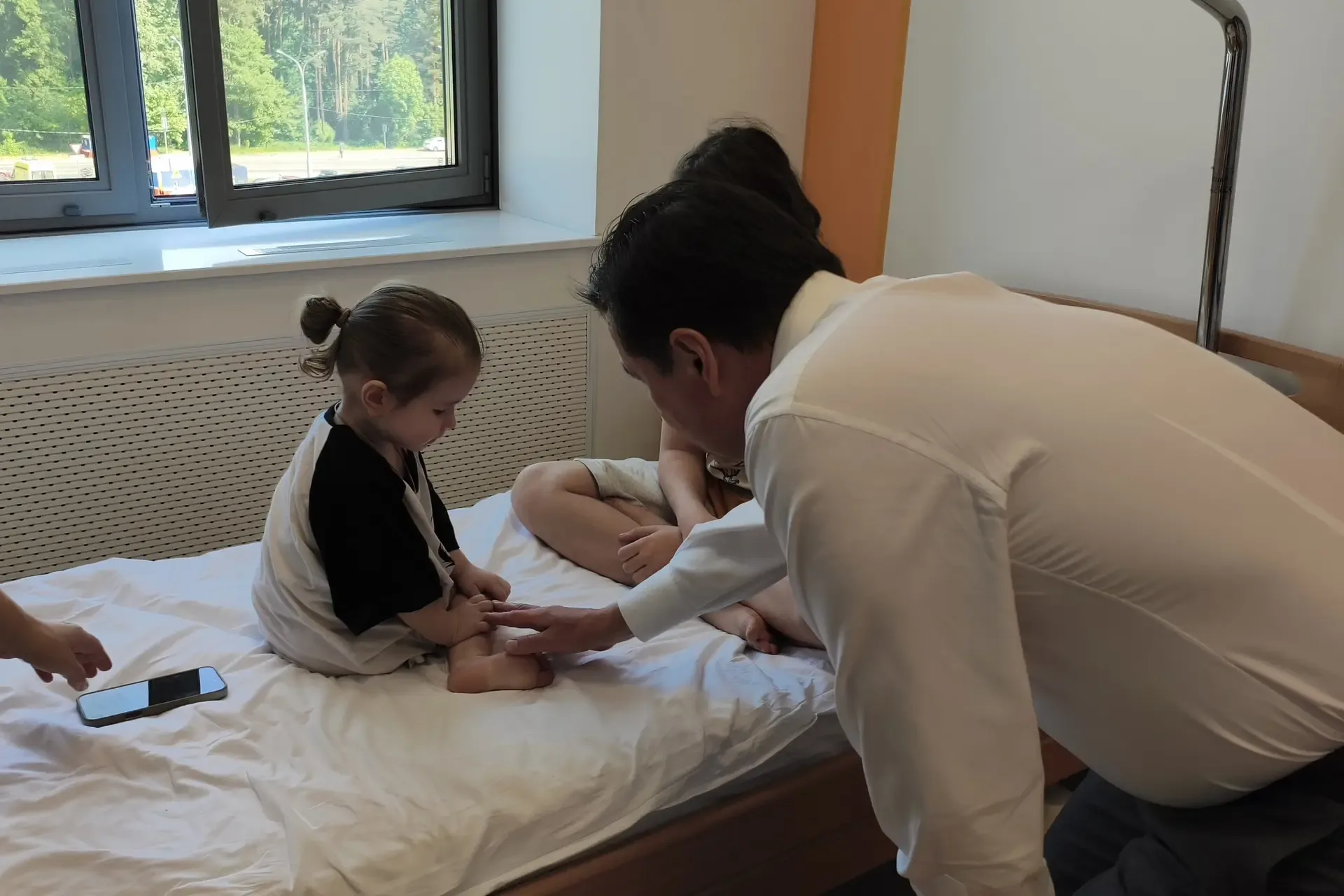 Приехал в Детский центр имени Л.М. Рошаля к пострадавшим в Лобне детям.  Двухлетнюю Ксюшу и 11-летню