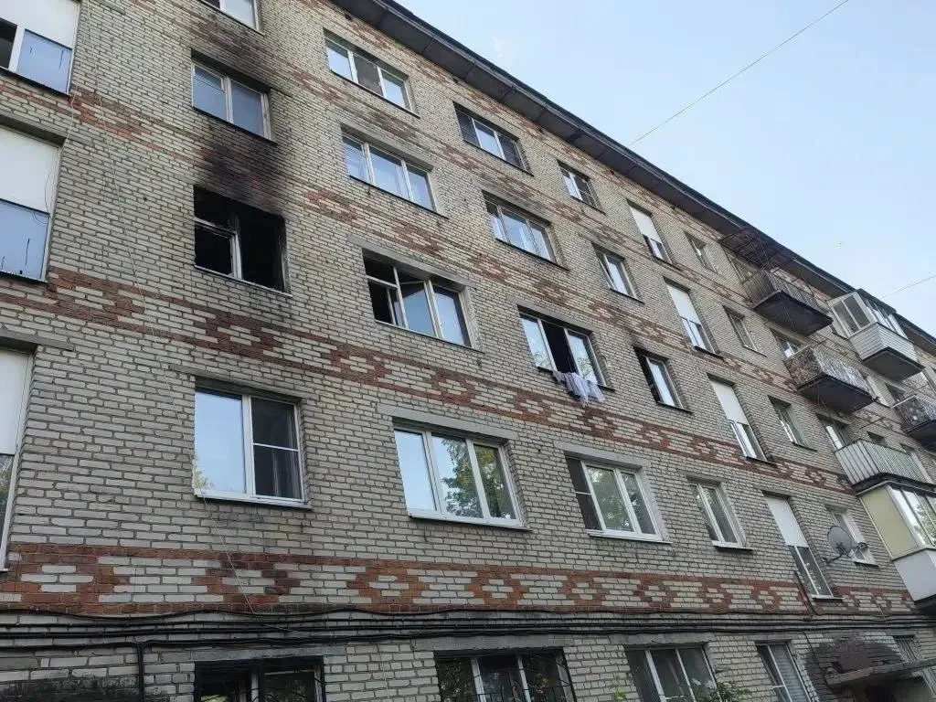 Сегодня в Лобне в доме №8 на улице Калинина произошел пожар, обстоятельства которого выясняются.   К