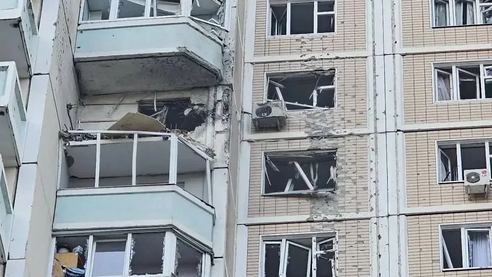 Начиная с 3 часов утра силы ПВО отражают крупную атаку БПЛА на столичный регион.  Что известно на да