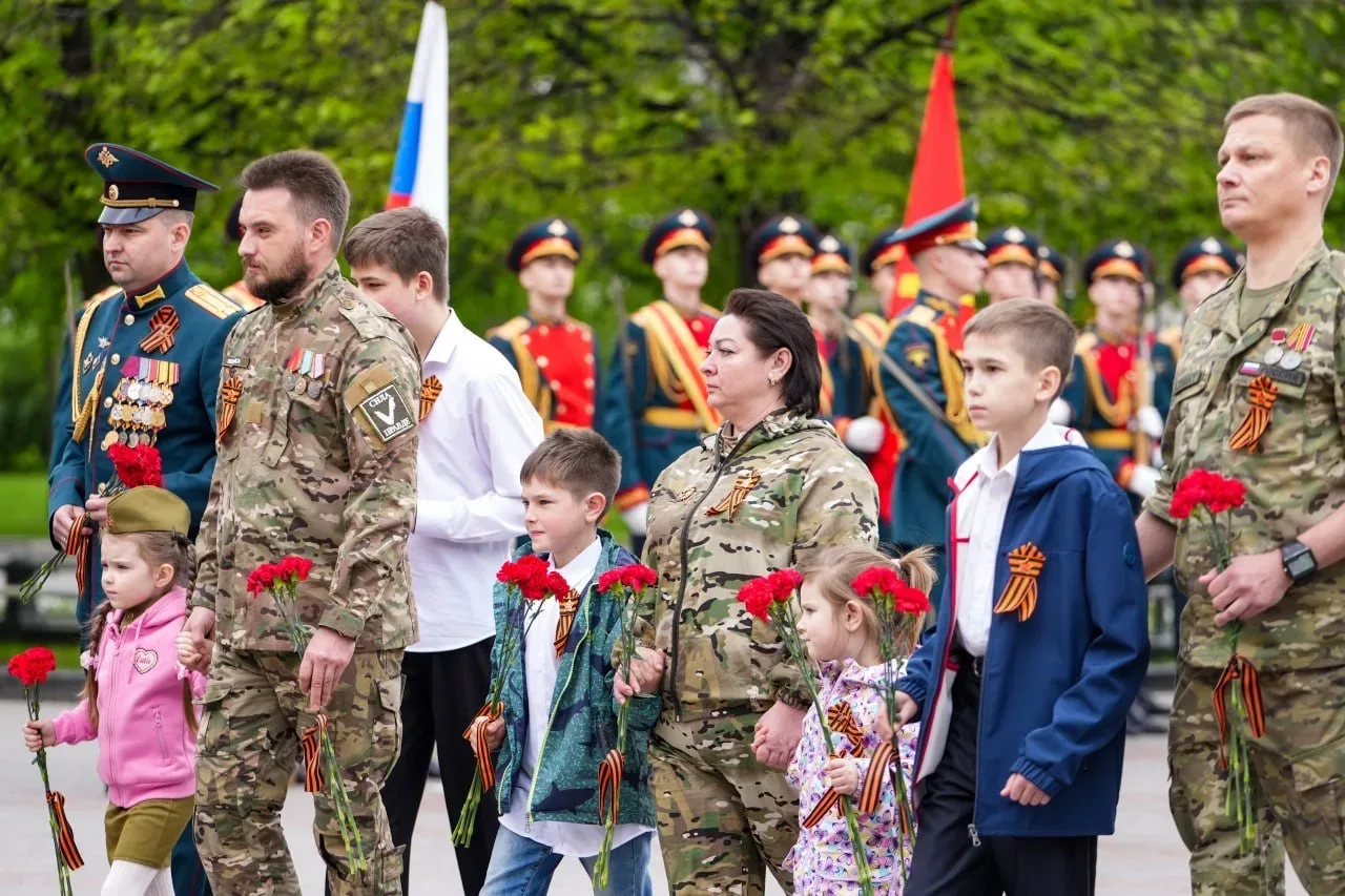 В преддверии 81-й годовщины Победы вместе с участниками СВО и нашими детьми возложили цветы к Могиле