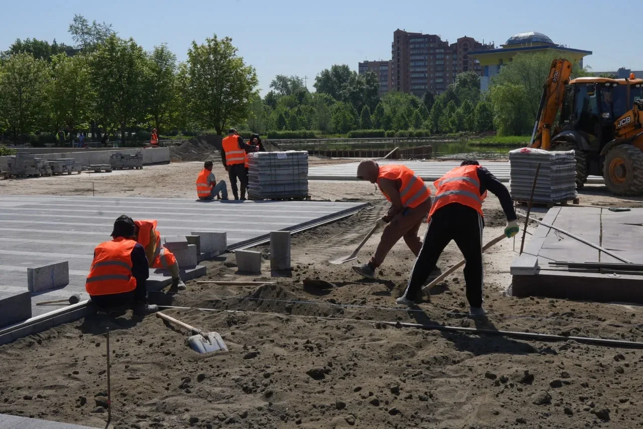 📍Продолжаем реконструкцию Центральной площади в Одинцово. Завершить работы планируем осенью. Здесь л