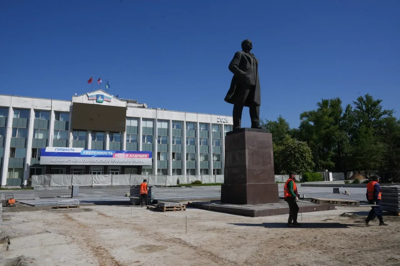 📍Продолжаем реконструкцию Центральной площади в Одинцово. Завершить работы планируем осенью. Здесь л