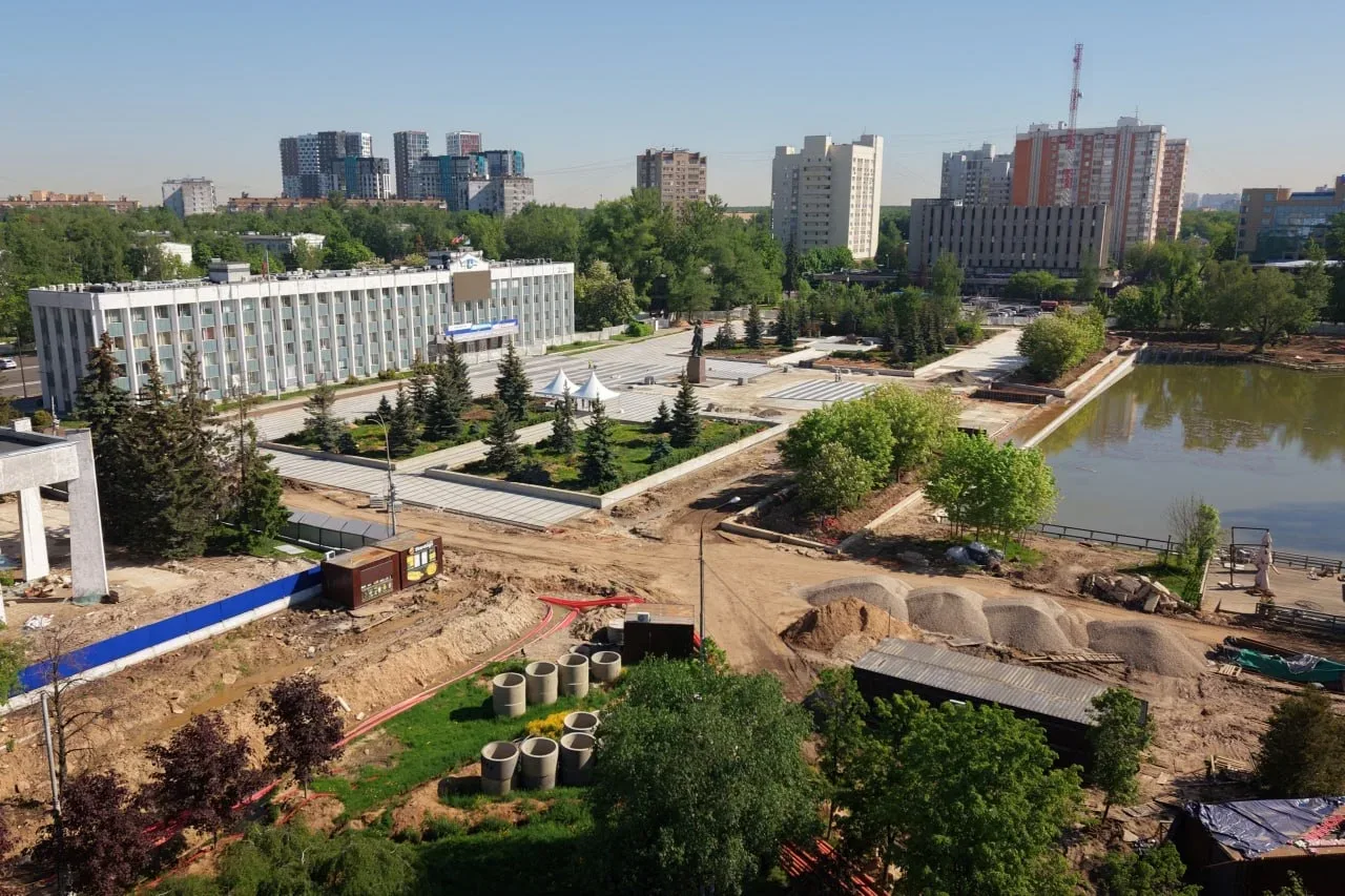 📍Продолжаем реконструкцию Центральной площади в Одинцово. Завершить работы планируем осенью. Здесь л