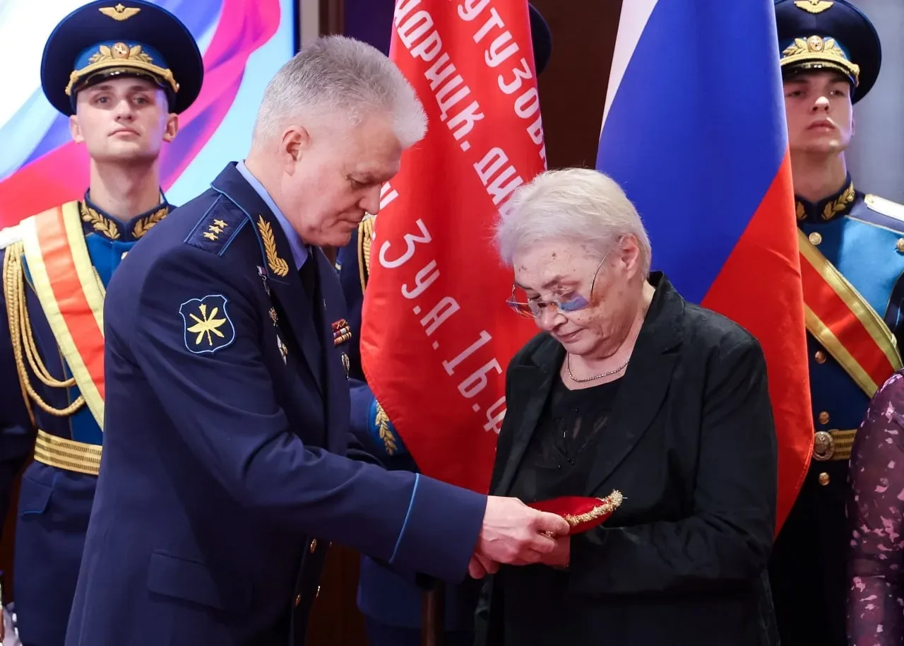Вместе с заместителем главнокомандующего ВКС Владимиром Кравченко передали «Золотую Звезду» Героя Ро