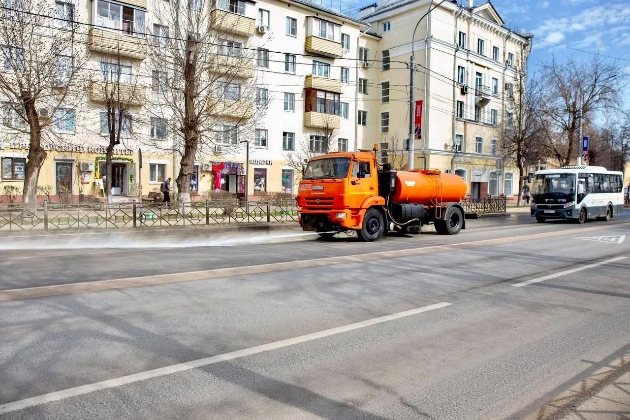 🚜💧В Подмосковье стартовали сезонные работы по мойке дворов и внутриквартальных проездов  С марта на 