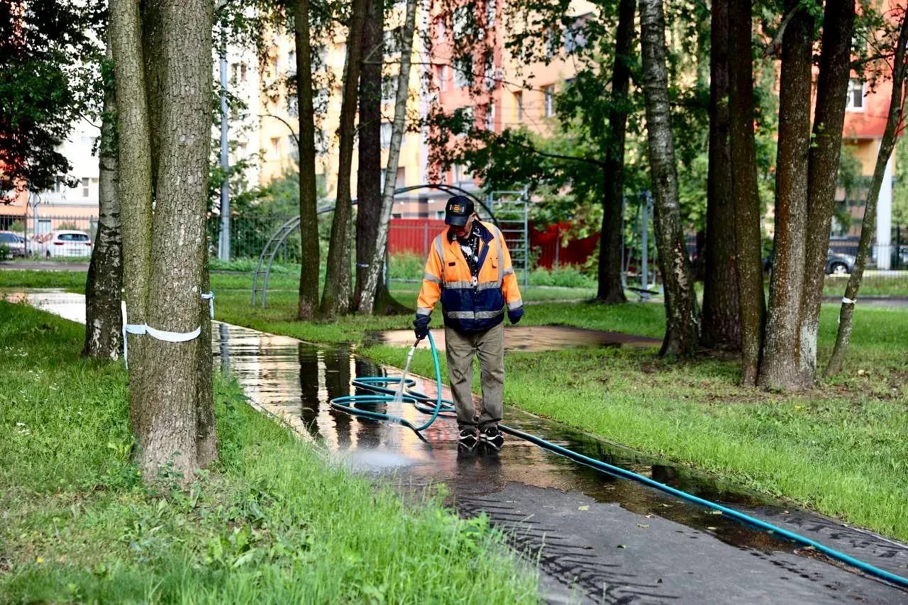 🚜💧В Подмосковье стартовали сезонные работы по мойке дворов и внутриквартальных проездов  С марта на 