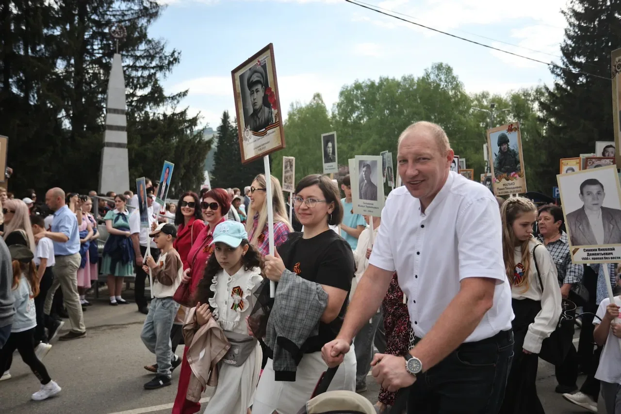 В День Великой Победы «Бессмертный полк» традиционно прошел по всей Республике.  В Горно-Алтайске уч