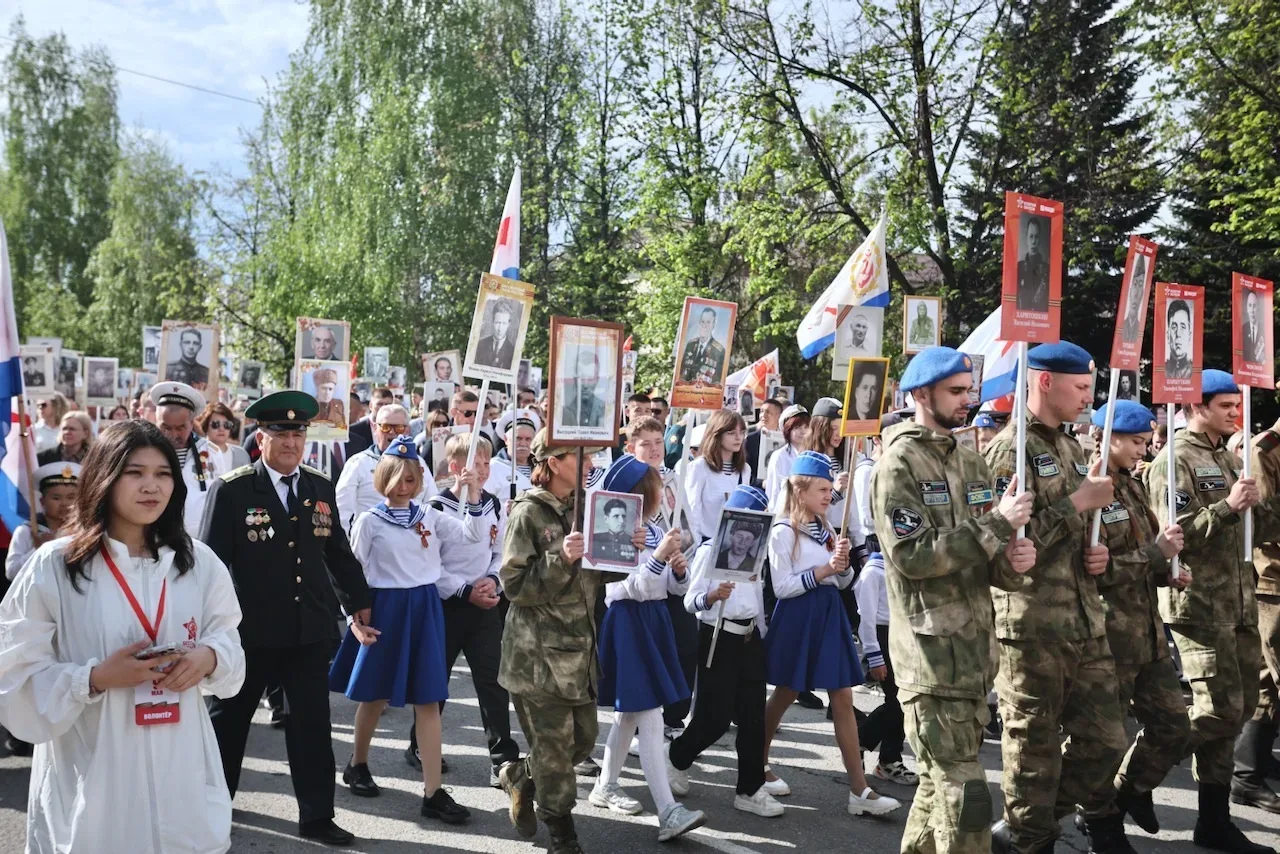 В День Великой Победы «Бессмертный полк» традиционно прошел по всей Республике.  В Горно-Алтайске уч