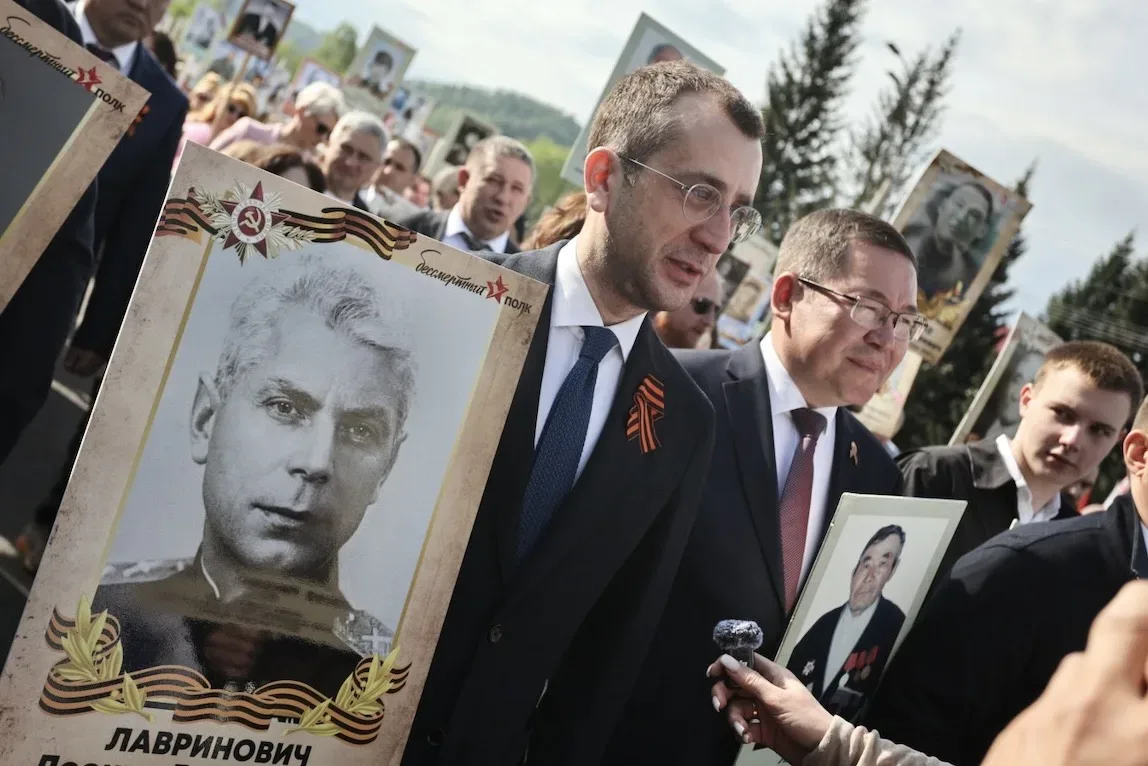 В День Великой Победы «Бессмертный полк» традиционно прошел по всей Республике.  В Горно-Алтайске уч