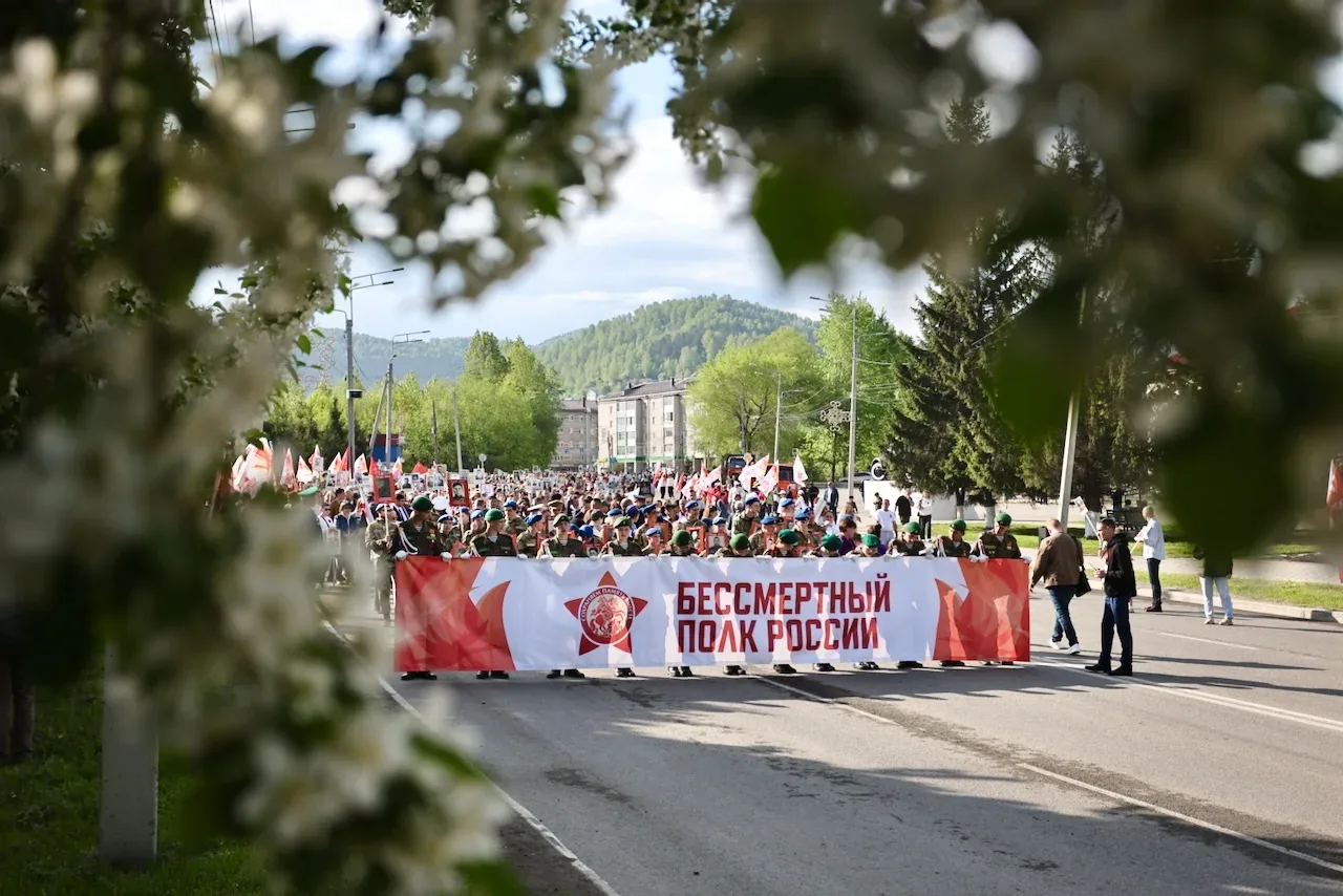 В День Великой Победы «Бессмертный полк» традиционно прошел по всей Республике.  В Горно-Алтайске уч