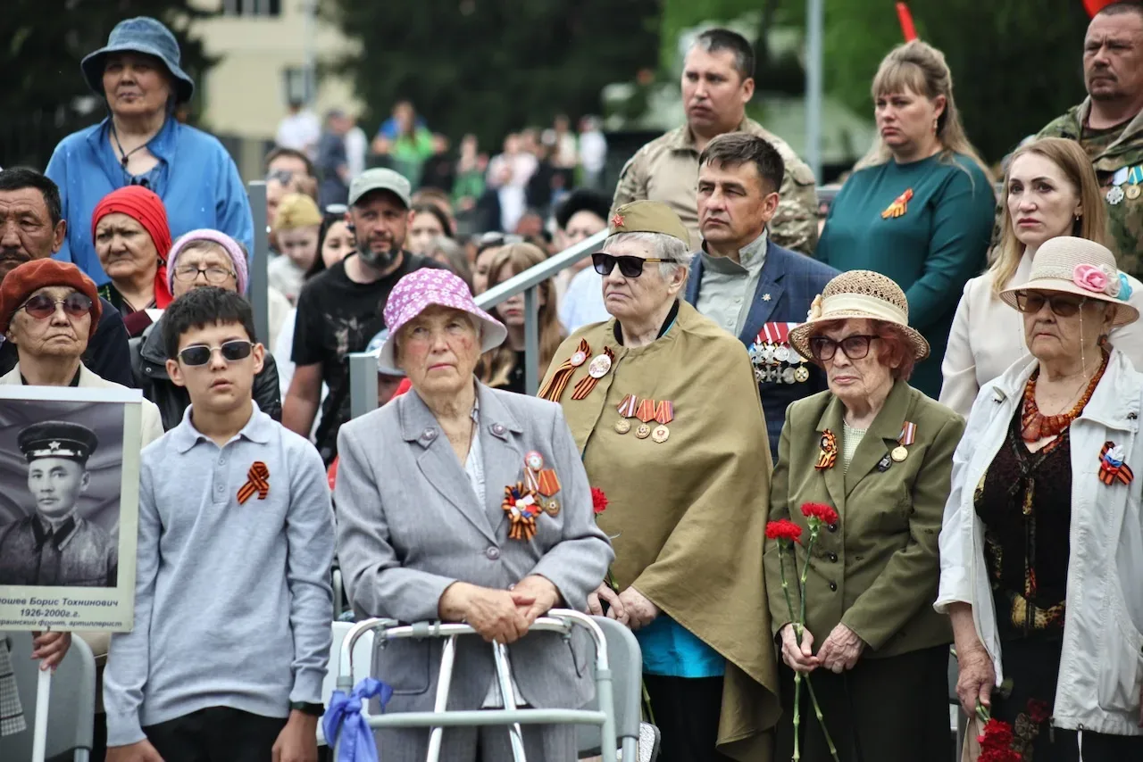 Уважаемые ветераны, дорогие земляки, поздравляю вас с Днём Великой Победы!  Наш самый главный и свящ