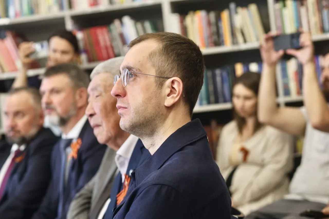 «Тебе, моя Родина» - книга первой алтайской поэтессы Александры Фёдоровны Саруевой.   Человек непрос