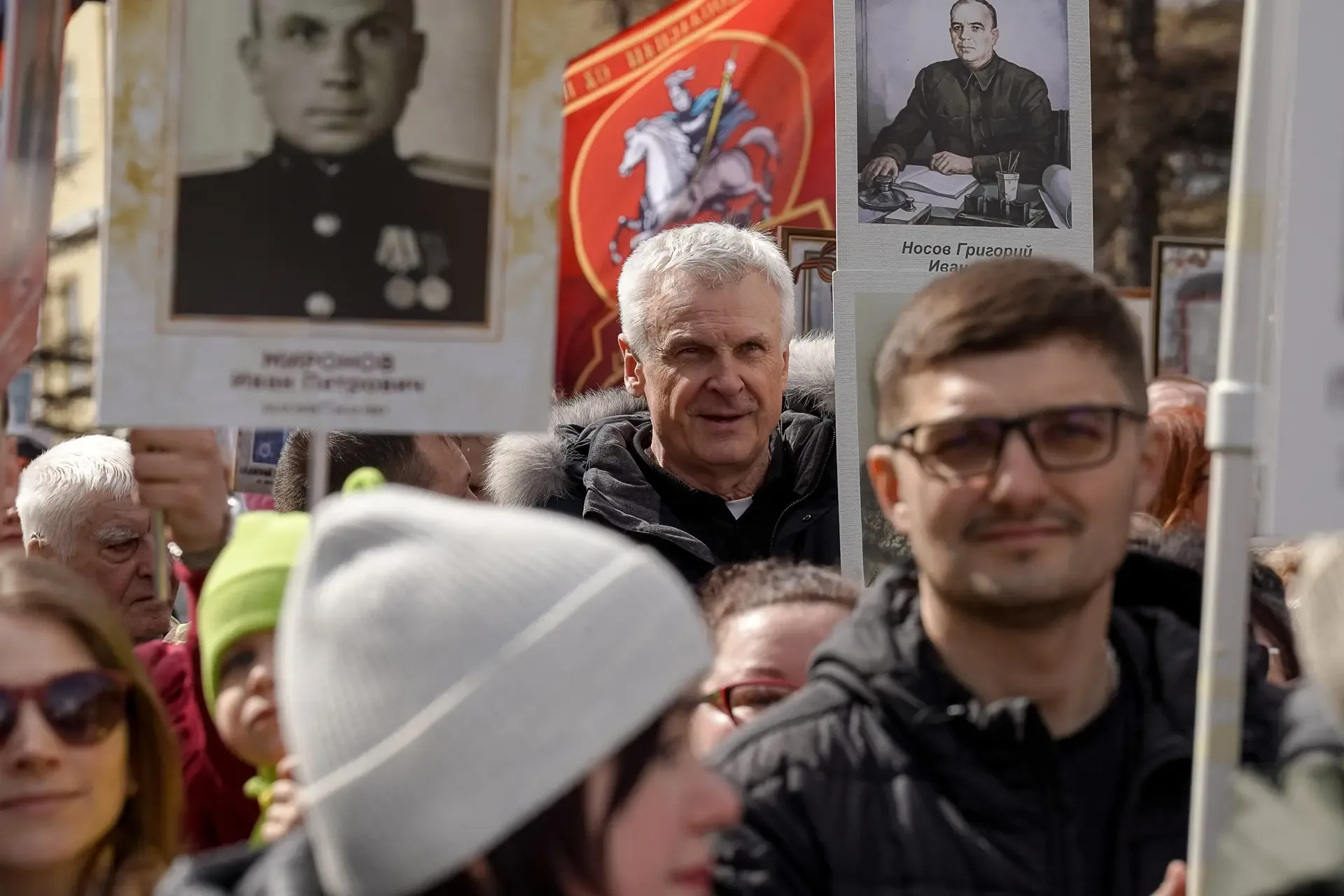 15 тысяч колымчан в городах и поселках Магаданской области прошли сегодня в «Бессмертном полку».  В 