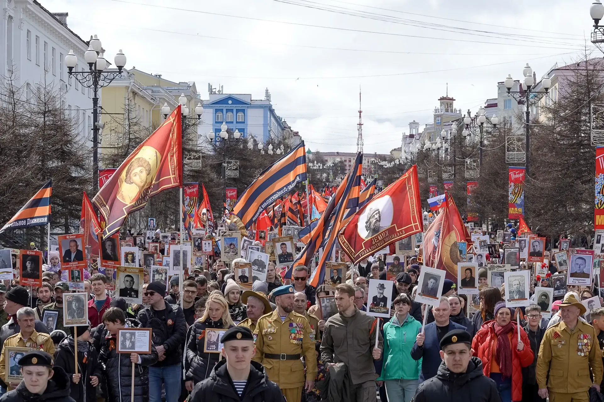 15 тысяч колымчан в городах и поселках Магаданской области прошли сегодня в «Бессмертном полку».  В 