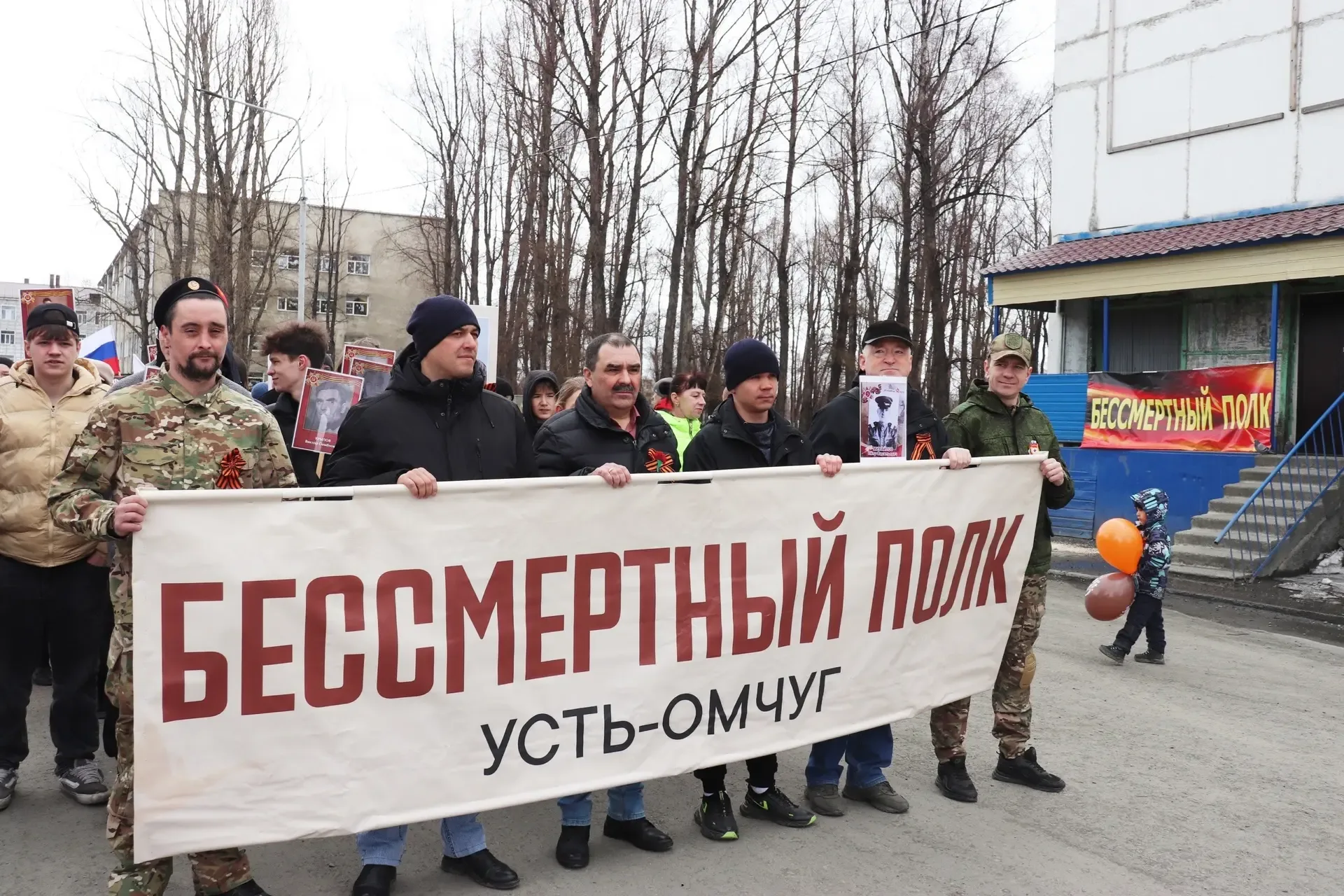 15 тысяч колымчан в городах и поселках Магаданской области прошли сегодня в «Бессмертном полку».  В 