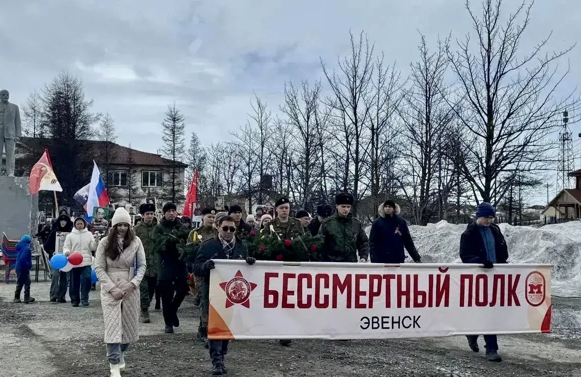15 тысяч колымчан в городах и поселках Магаданской области прошли сегодня в «Бессмертном полку».  В 