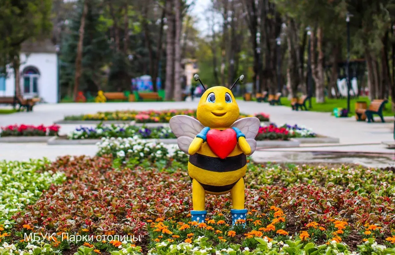 🌳 В обновленном Детском парке Симферополя появились символы города  🐝 Четыре яркие фигуры пчелок — с