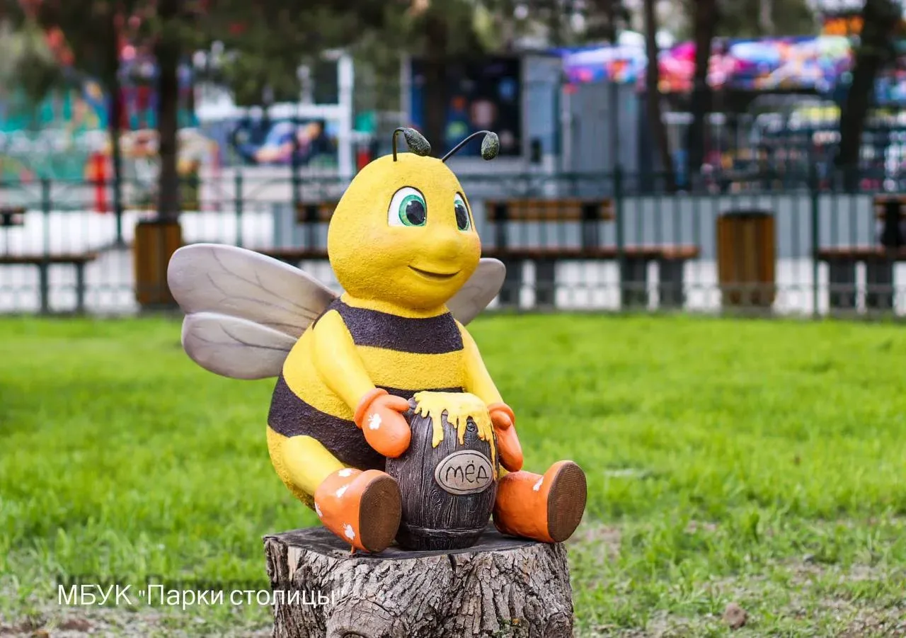 🌳 В обновленном Детском парке Симферополя появились символы города  🐝 Четыре яркие фигуры пчелок — с