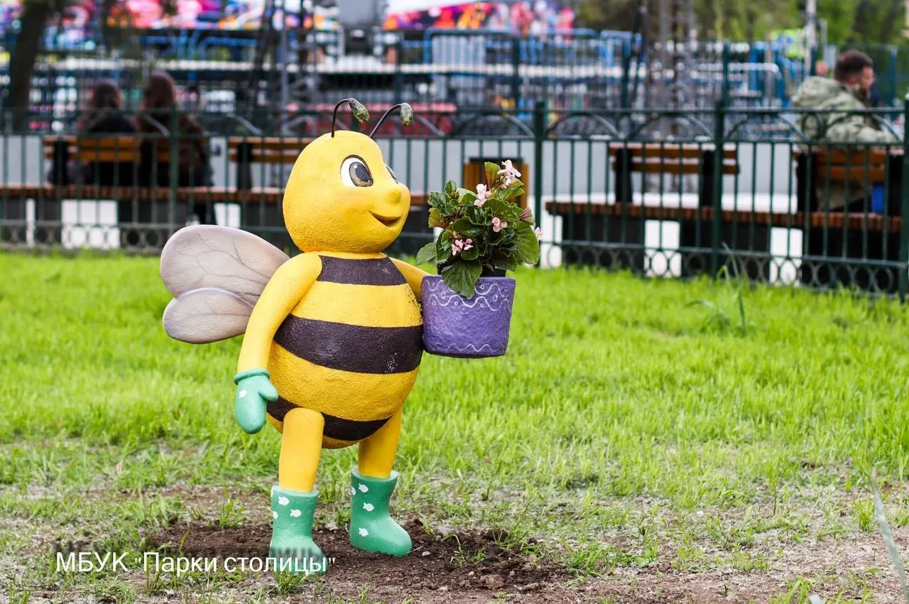 🌳 В обновленном Детском парке Симферополя появились символы города  🐝 Четыре яркие фигуры пчелок — с