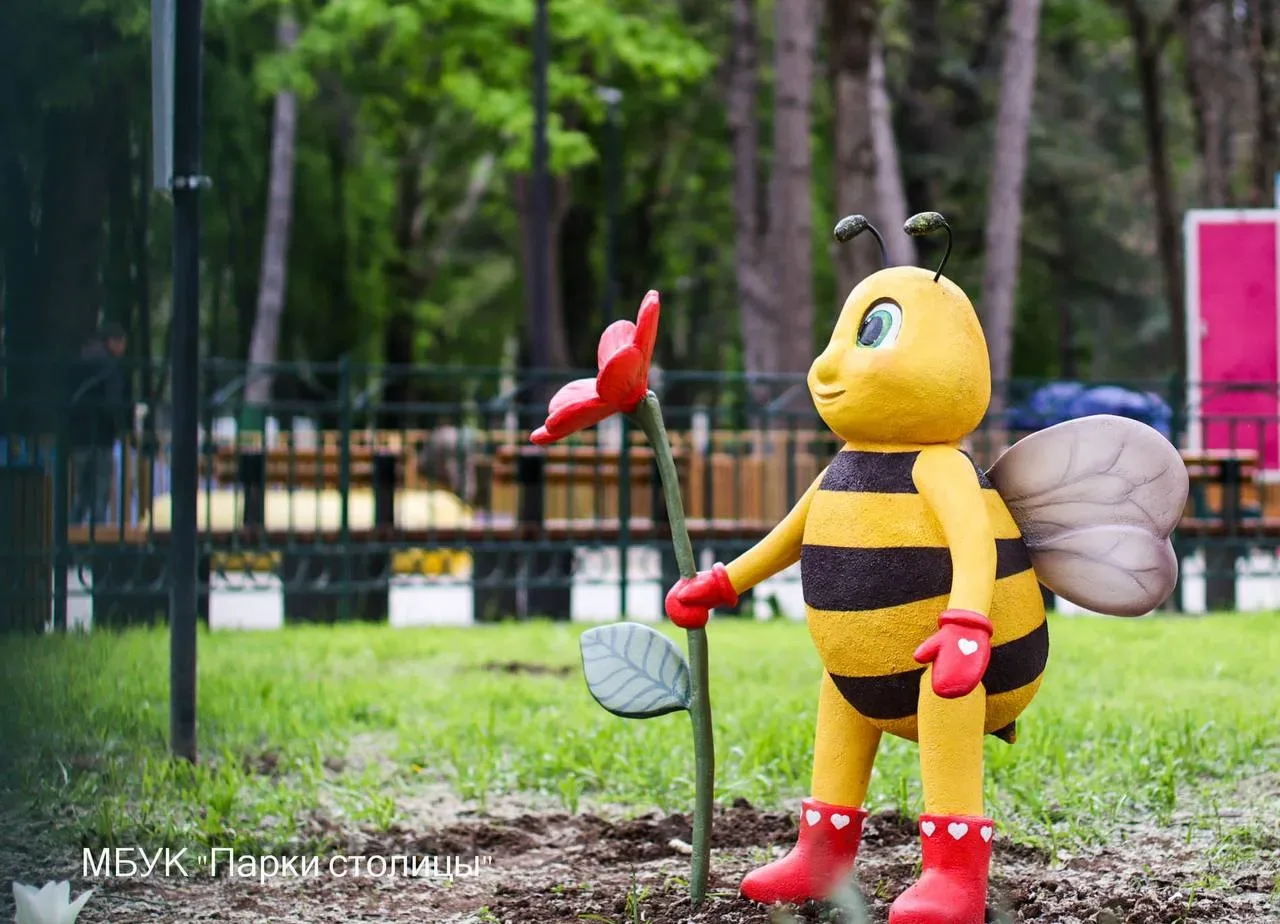🌳 В обновленном Детском парке Симферополя появились символы города  🐝 Четыре яркие фигуры пчелок — с